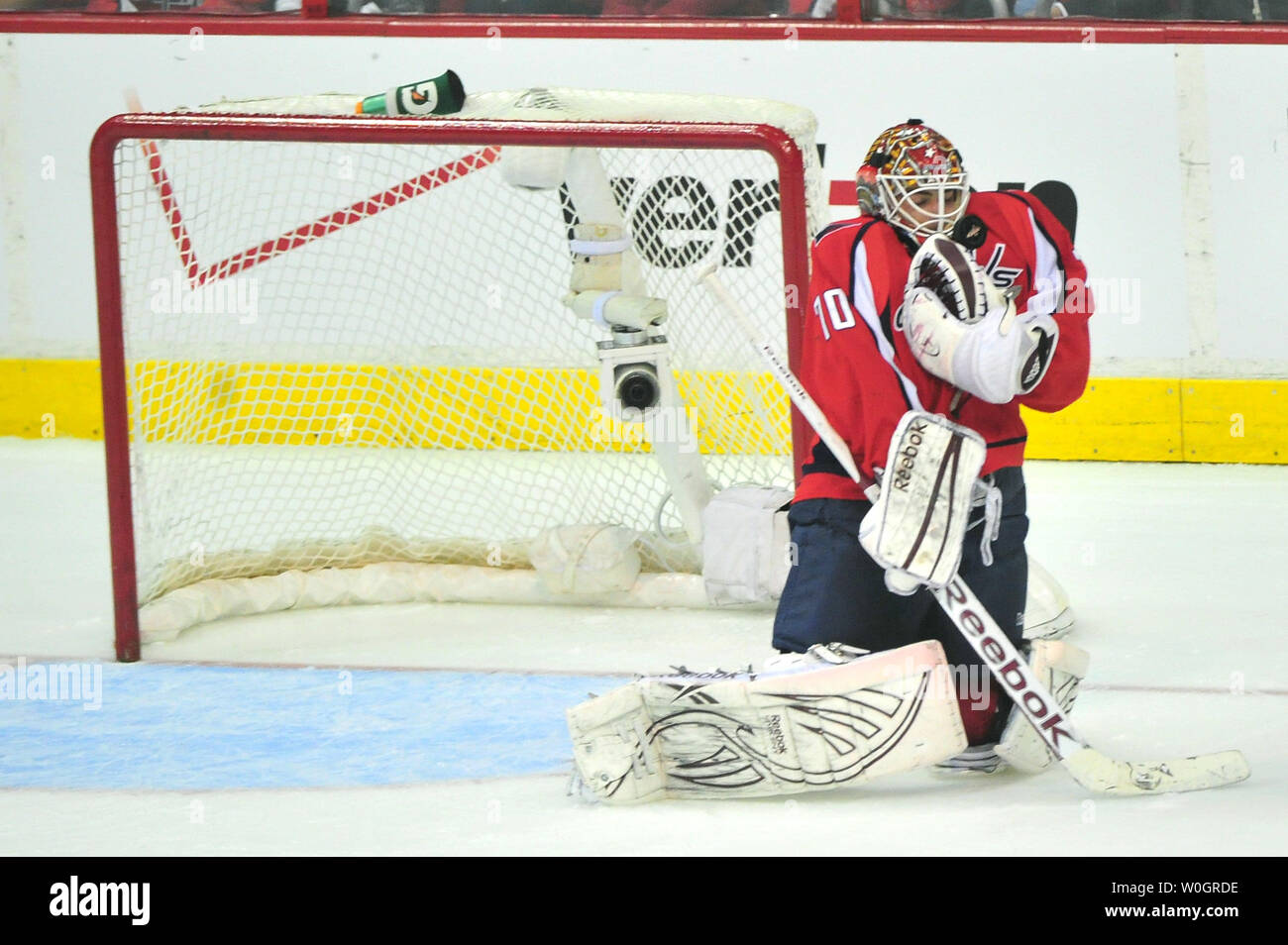 Washington Capitals goalie Braden Holtby macht eine Speichern gegen die New York Rangers, die während des Zeitraums 1 von Spiel 2 der NHL Eastern Conference Halbfinale im Verizon Center in Washington, D.C. am 2. Mai 2012. UPI/Kevin Dietsch Stockfoto