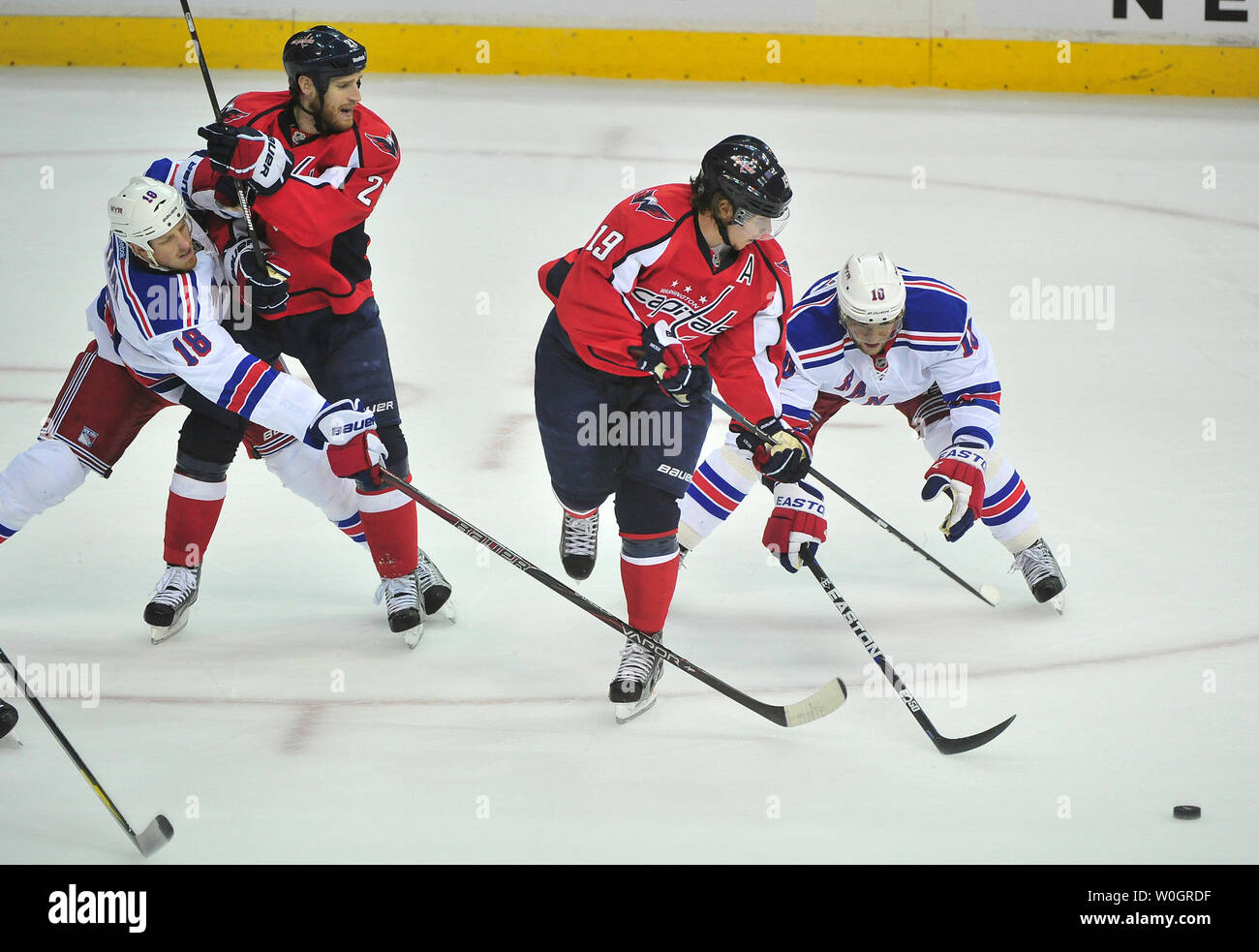 Washington Capitals' Nicklas Backstrom (19) hat den Puck von ihm gestohlen von New York Rangers Marian Gaborik (10) als Hauptstädte Brooks Laich (21) Ranger Marc Staal Kampf um Position während der Periode 1 von Spiel 2 der NHL Eastern Conference Halbfinale im Verizon Center in Washington, D.C. am 2. Mai 2012. UPI/Kevin Dietsch Stockfoto