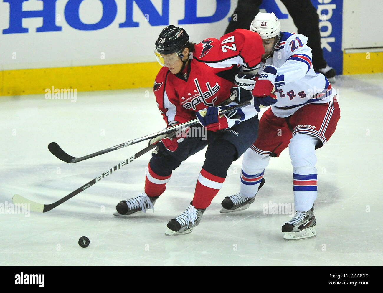 Washington Capitals' Alexander Semin kämpft für den Puck mit New York Rangers' Derek Stepan während der Periode 1 von Spiel 2 der NHL Eastern Conference Halbfinale im Verizon Center in Washington, D.C. am 2. Mai 2012. UPI/Kevin Dietsch Stockfoto