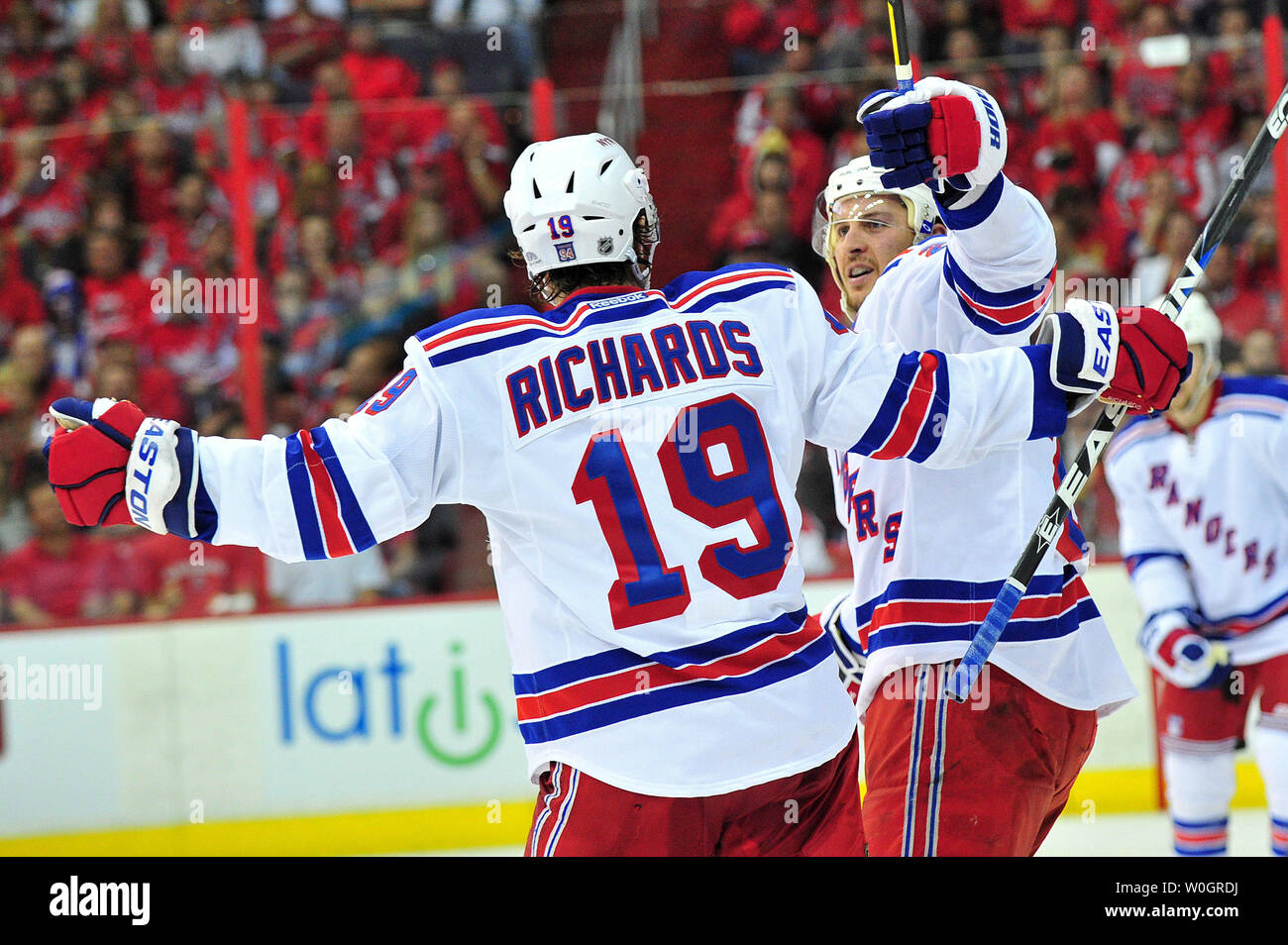 New York Rangers' Ryan Callahan (R) feiert mit Mannschaftskameraden Brad Richards nachdem Sie gegen Washington Capitals goalie Braden Holtby während des zweiten Zeitraums von Spiel 3 der NHL Eastern Conference Halbfinale im Verizon Center in Washington, D.C. am 2. Mai 2012. UPI/Kevin Dietsch Stockfoto