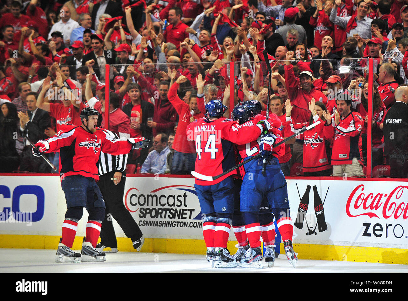Mitglieder der Washington Capitals feiern, nachdem John Carlson gegen die New York Rangers in der zweiten Periode von Spiel 3 der NHL Eastern Conference zählte Halbfinale im Verizon Center in Washington, D.C. am 2. Mai 2012. UPI/Kevin Dietsch Stockfoto