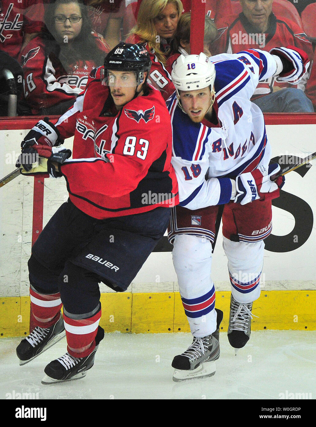 New York Rangers Marc Staal und Washington Capitals Jay Beagle Kampf für die Positionierung der dritten Periode von Spiel 3 der NHL Eastern Conference Halbfinale im Verizon Center in Washington, D.C. am 2. Mai 2012. UPI/Kevin Dietsch Stockfoto