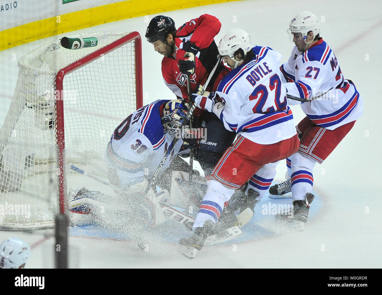 Washington Capitals' Mike Knuble ist für Ziel Ausschreibung Störungen auf New York Rangers goalie Henrik Lundqvist während der dritten Periode von Spiel 3 der NHL Eastern Conference genannt Halbfinale im Verizon Center in Washington, D.C. am 2. Mai 2012. UPI/Kevin Dietsch Stockfoto