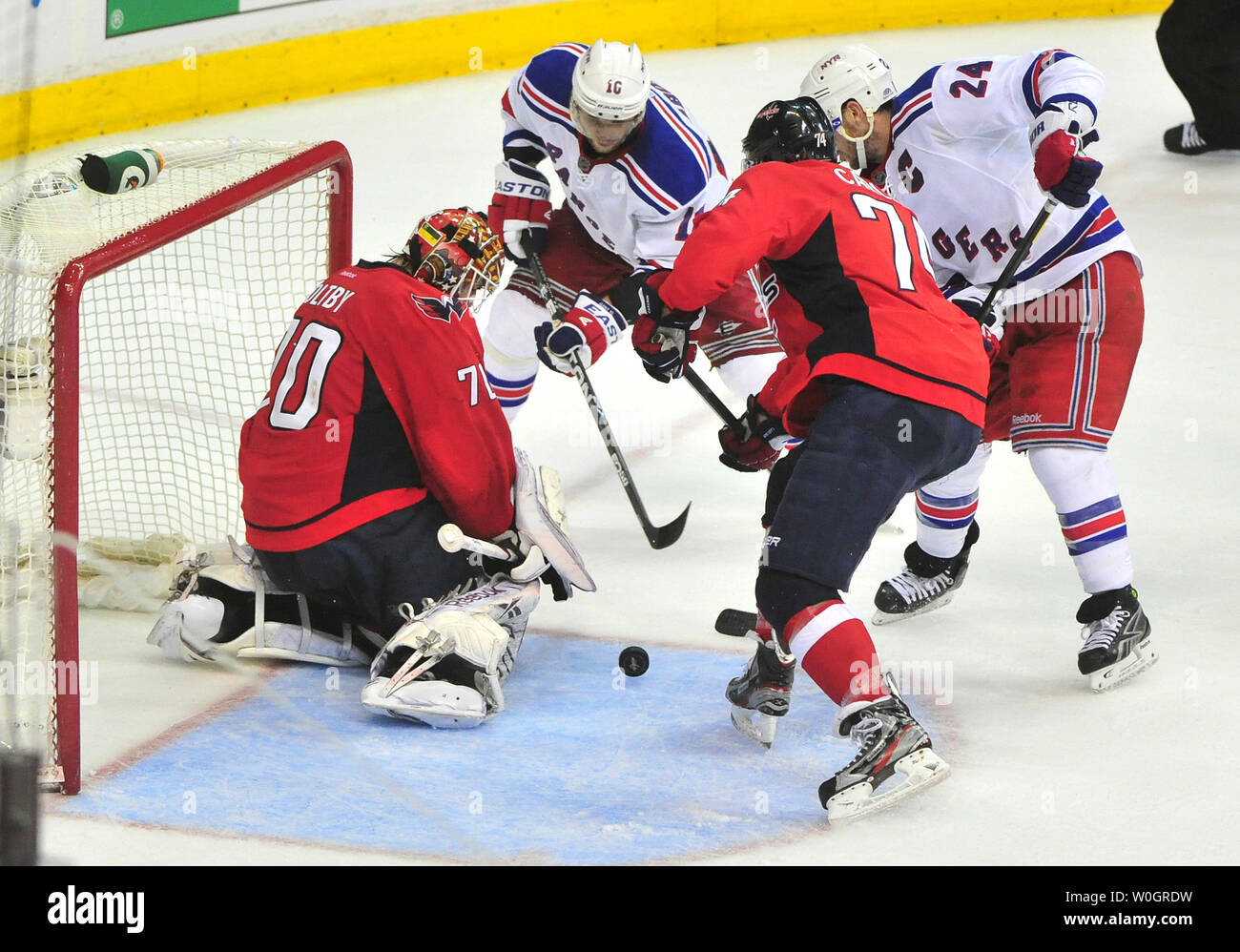 Mitglieder der New York Rangers, Washington Kampf Kapitalien für den Puck vor Hauptstädte goalie Braden Holtby während der ersten überstunden Periode von Spiel 3 der NHL Eastern Conference Halbfinale im Verizon Center in Washington, D.C. am 2. Mai 2012. UPI/Kevin Dietsch Stockfoto