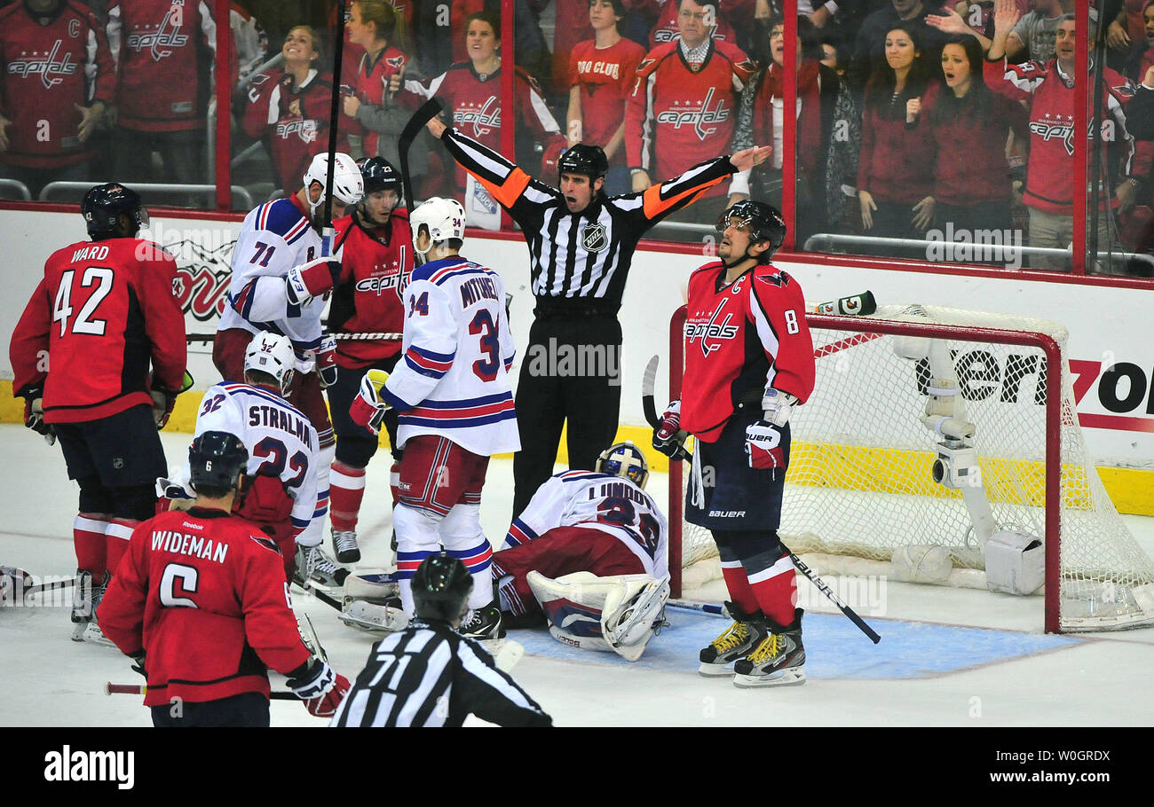 Der Ringrichter ruft keine Ziel nach Washington Capitals' Alex Ovechkin's Schuß schlug der Post gegen die New York Rangers in der ersten überstunden Periode von Spiel 3 der NHL Eastern Conference im Verizon Center in Washington, D.C. am 2. Mai 2012 Halbfinale. UPI/Kevin Dietsch Stockfoto