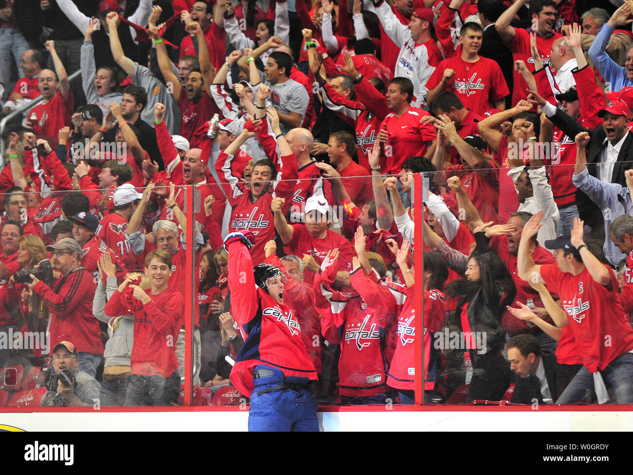 John Washington Capitals' Carlson feiert nachdem Sie gegen die New York Rangers in der zweiten Periode von Spiel 3 der NHL Eastern Conference Halbfinale im Verizon Center in Washington, D.C. am 2. Mai 2012. UPI/Kevin Dietsch Stockfoto