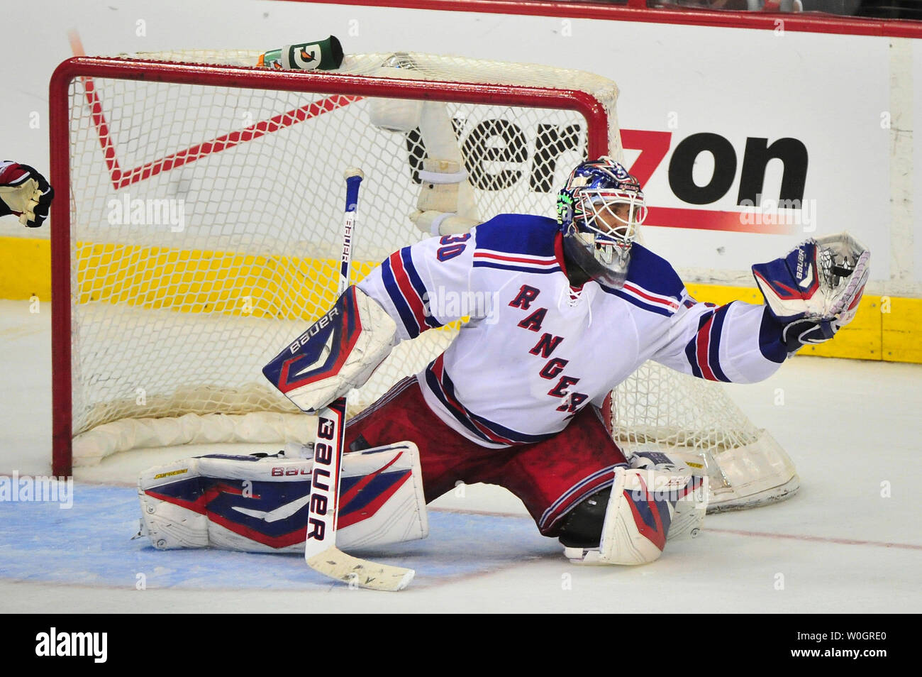New York Rangers goalie Henrik Lundqvist macht eine Speichern gegen die Washington Capitals in der ersten überstunden Periode von Spiel 3 der NHL Eastern Conference Halbfinale im Verizon Center in Washington, D.C. am 2. Mai 2012. UPI/Kevin Dietsch Stockfoto