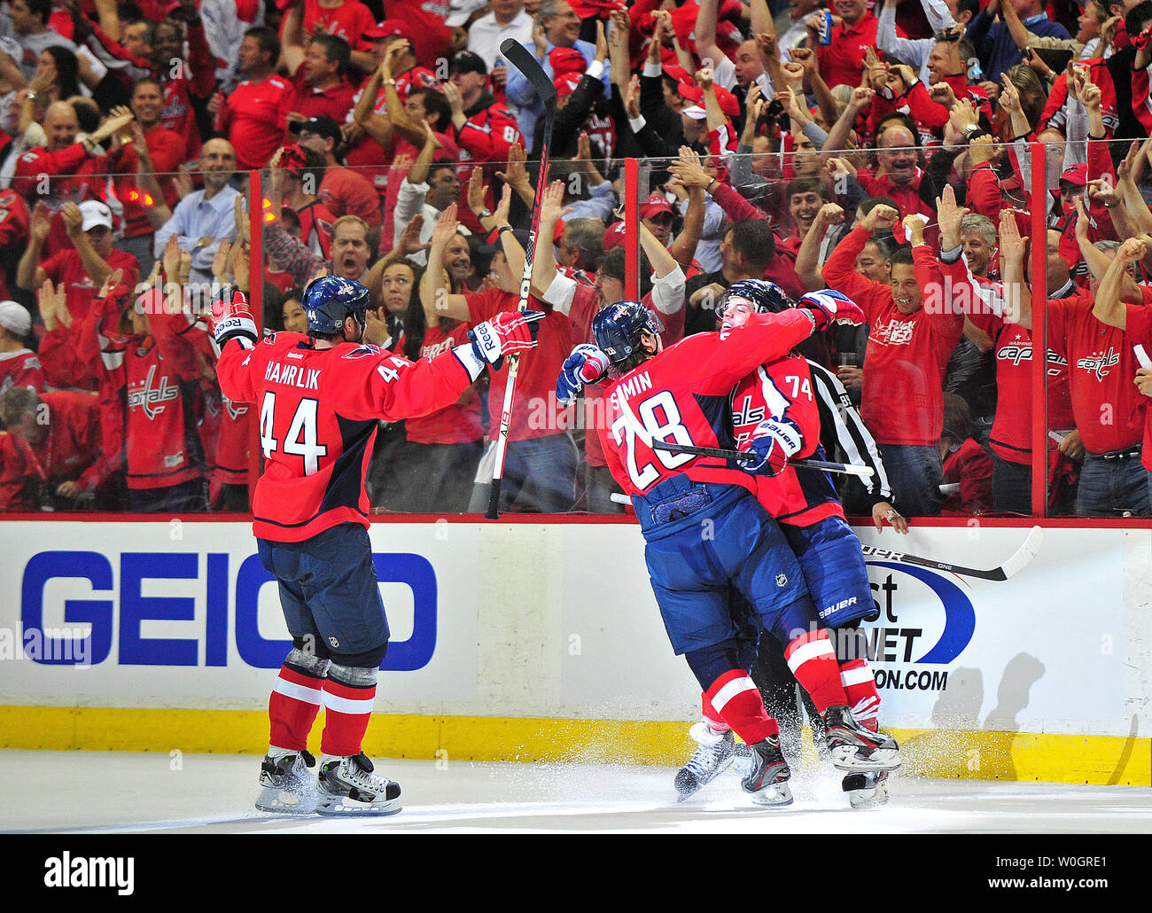Mitglieder der Washington Capitals feiern, nachdem John Carlson gegen die New York Rangers in der zweiten Periode von Spiel 3 der NHL Eastern Conference zählte Halbfinale im Verizon Center in Washington, D.C. am 2. Mai 2012. UPI/Kevin Dietsch Stockfoto