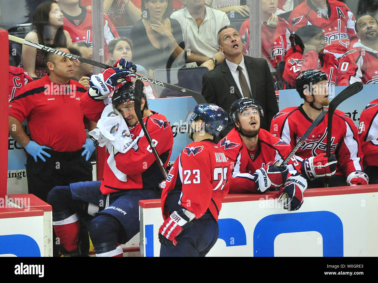 Washington Capitals Alex Ovechkin Wischtücher sein Gesicht, als er auf der Bank während des zweiten überstundenperiode gegen die New York Rangers in Spiel 3 der NHL Eastern Conference sitzt Halbfinale im Verizon Center in Washington, D.C. am 2. Mai 2012. UPI/Kevin Dietsch Stockfoto