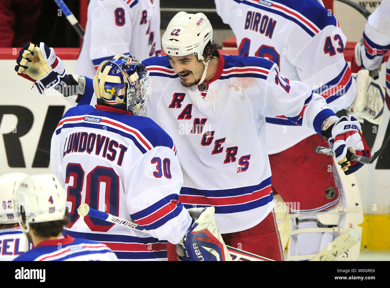 New York Rangers' Brian Boyle feiert mit goalie Henrik Lundqvist nach der Rangers besiegte die Hauptstädte 2-1 Spiel 3 der NHL Eastern Conference zu gewinnen Halbfinale im Verizon Center in Washington, D.C. am 3. Mai 2012. Förster Marian Gaborik zählte das Spiel gewinnen Ziel in tipple Überstunden. UPI/Kevin Dietsch Stockfoto