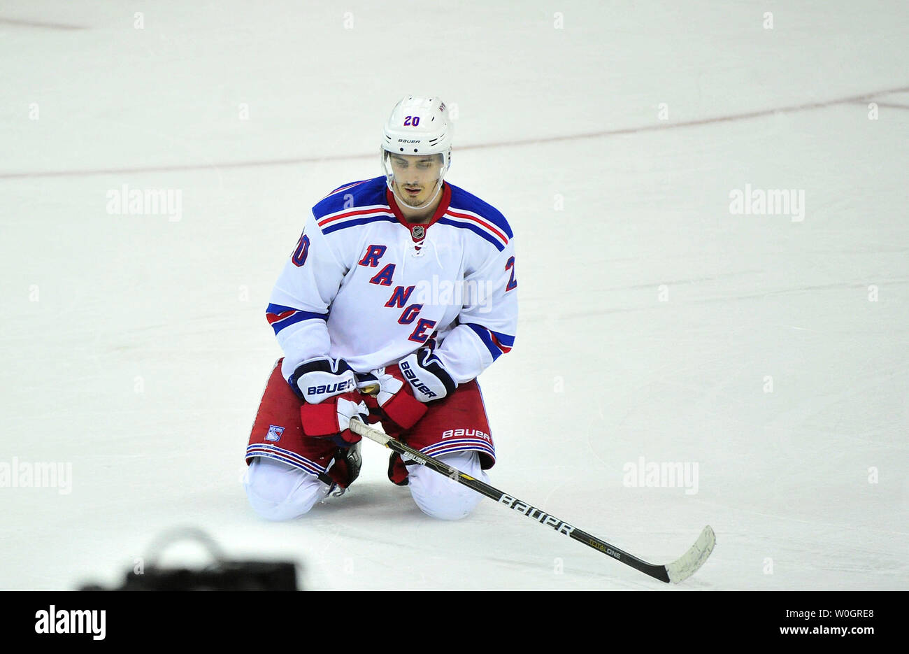 New York Rangers Chris Kreider ist langsam gegen die Washington Capitals in der zweiten überstundenperiode in Spiel 3 der NHL Eastern Conference zu erhalten Halbfinale im Verizon Center in Washington, D.C. am 2. Mai 2012. UPI/Kevin Dietsch Stockfoto