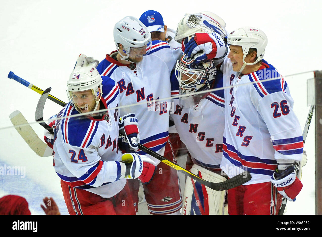 New York Rangers' Ryan Callahan (24), Anton Stralman (32) und Ruslan Fedotenko(26) feiern mit goalie Henrik Lundqvist nach der Rangers besiegte die Hauptstädte 2-1 Spiel 3 der NHL Eastern Conference zu gewinnen Halbfinale im Verizon Center in Washington, D.C. am 3. Mai 2012. Förster' Marian Gaborik zählte das Spiel gewinnen Ziel in tipple Überstunden. UPI/Kevin Dietsch Stockfoto