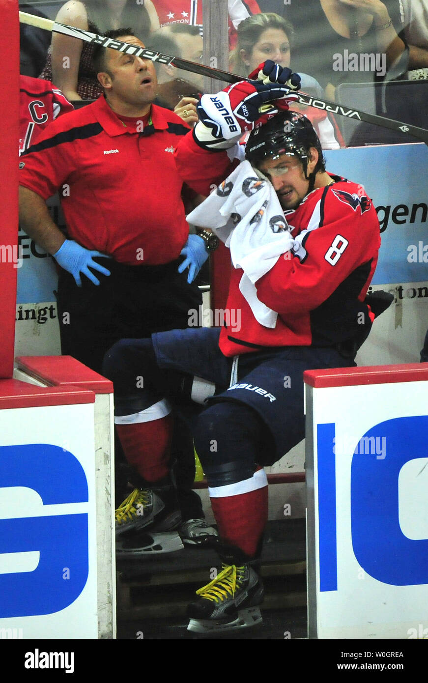 Washington Capitals Alex Ovechkin Wischtücher sein Gesicht, als er auf der Bank während des zweiten überstundenperiode gegen die New York Rangers in Spiel 3 der NHL Eastern Conference sitzt Halbfinale im Verizon Center in Washington, D.C. am 2. Mai 2012. UPI/Kevin Dietsch Stockfoto