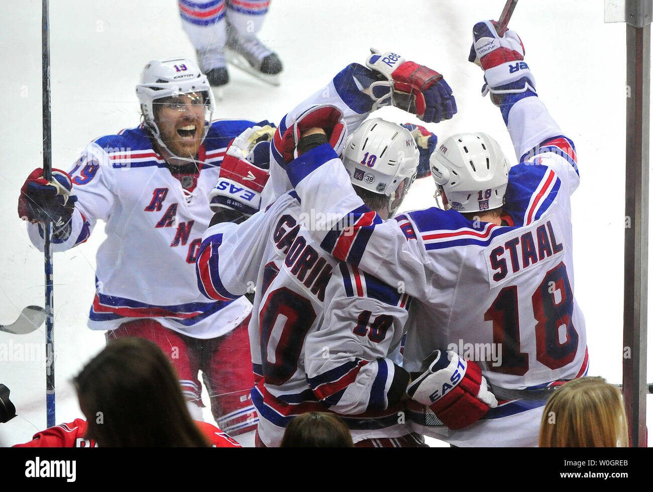 New York Rangers' Brad Richards (L) und Marc Staal (R) feiern mit Marian Gaborik (C) nachdem er zählte das Spiel Siegtor gegen die Washington Capitals goalie Braden Holtby im dritten Überstundenperiode in Spiel 3 der NHL Eastern Conference Halbfinale im Verizon Center in Washington, D.C. am 3. Mai 2012. Die Förster gewann 2-1. UPI/Kevin Dietsch Stockfoto