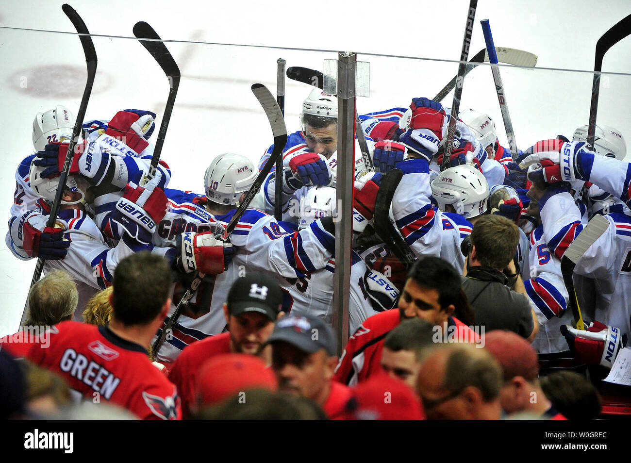 Mitglieder der New York Rangers' feiern, nachdem Marian Gaborik die gewinnenden Ziel zu den Hauptstädten 2-1 Beat in den dreifachen Überstunden gewinnen Spiel 3 der NHL Eastern Conference im Verizon Center in Washington, D.C. am 3. Mai 2012 Halbfinale zählte. UPI/Kevin Dietsch Stockfoto