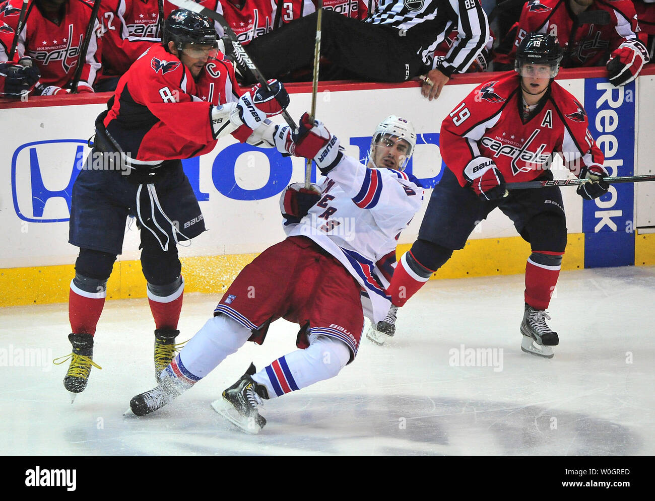 Washington Capitals Alex Ovechkin body checks New York Rangers Chris Kreider während der dritten Periode Überstunden während Spiel 3 der NHL Eastern Conference Halbfinale im Verizon Center in Washington, D.C. am 3. Mai 2012. Die Förster besiegt die Hauptstädte 2-1. UPI/Kevin Dietsch Stockfoto