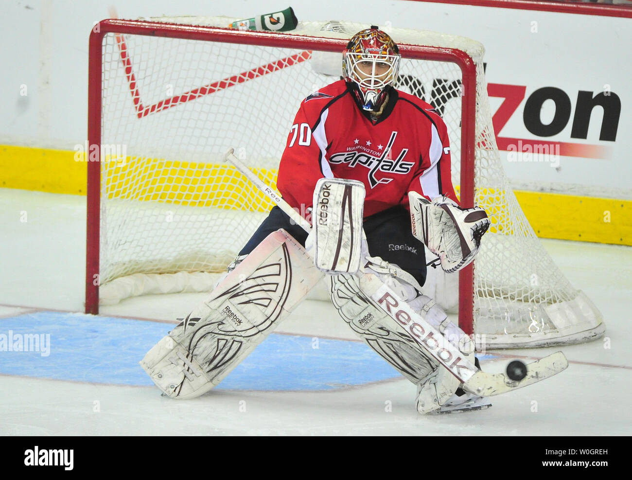 Washington Capitals goalie Braden Holtby macht eine Speichern gegen die New York Rangers den zweiten überstunden Periode von Spiel 3 der NHL Eastern Conference im Verizon Center in Washington, D.C. am 2. Mai 2012 Halbfinale. UPI/Kevin Dietsch Stockfoto