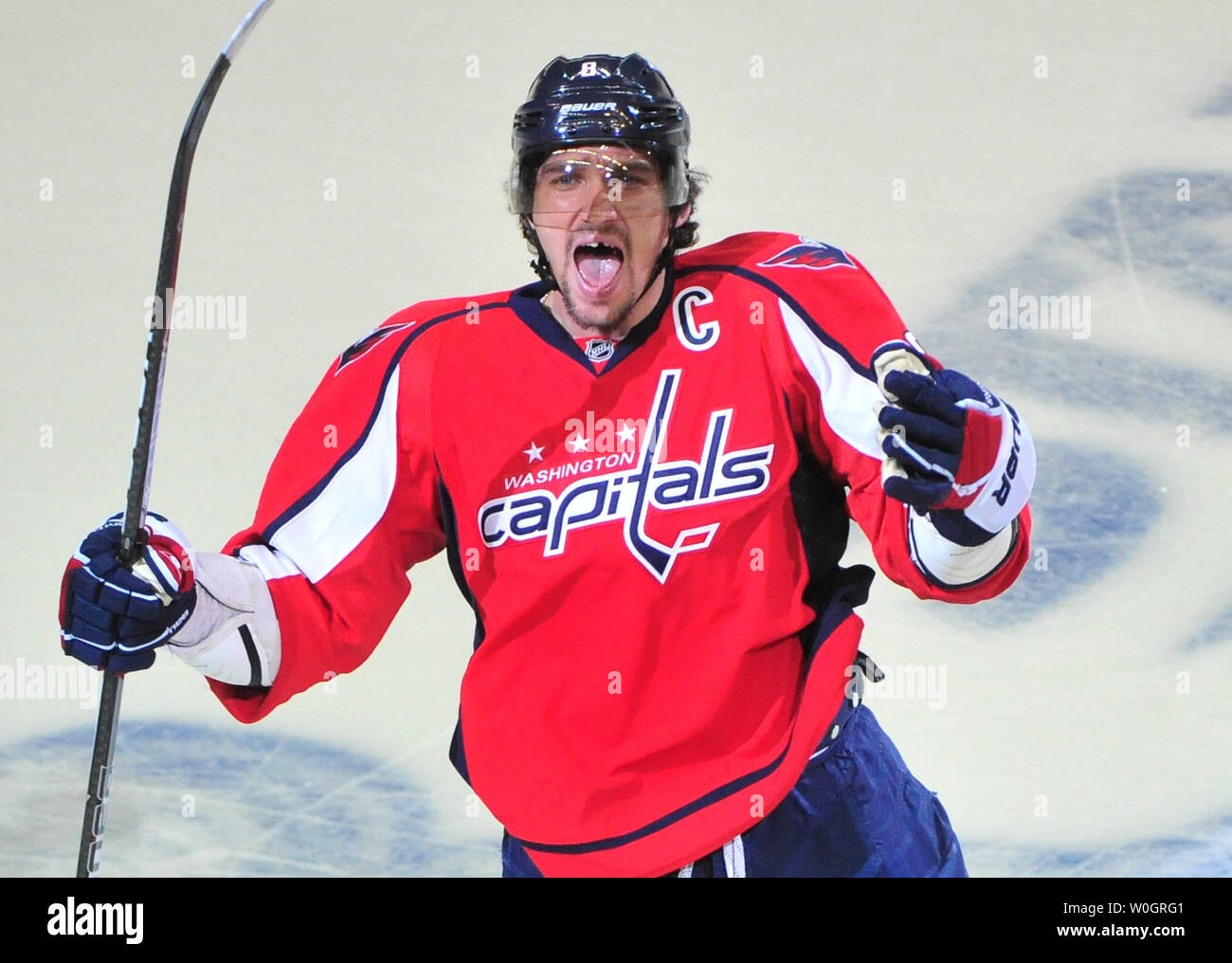Washington Capitals Alex Ovechkin feiert nachdem Sie gegen die New York Rangers, die während des Zeitraums 1 von Spiel 4 der NHL Eastern Conference Halbfinale im Verizon Center in Washington, D.C. am 5. Mai 2012. UPI/Kevin Dietsch Stockfoto