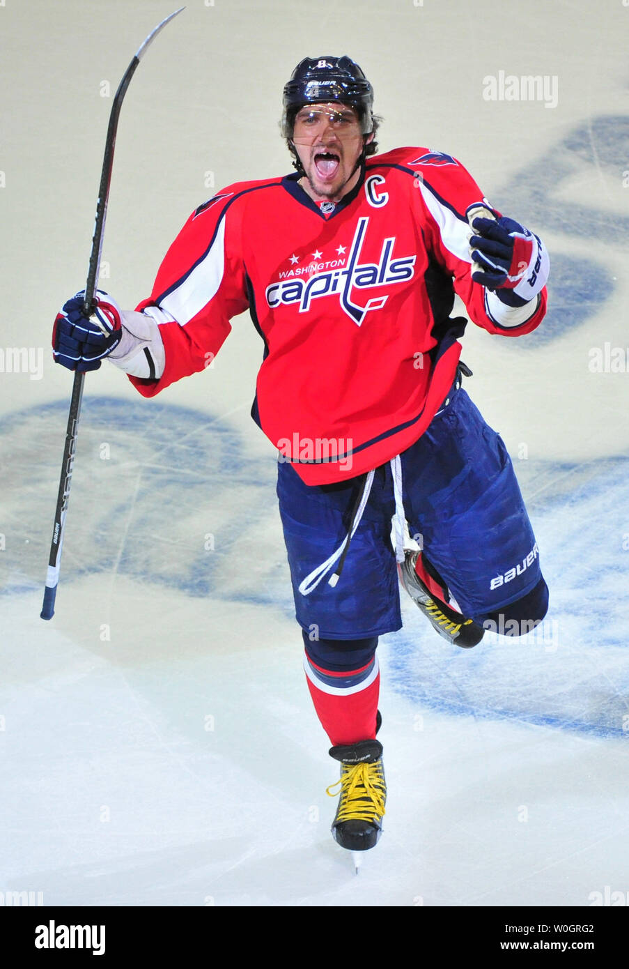 Washington Capitals Alex Ovechkin feiert nachdem Sie gegen die New York Rangers, die während des Zeitraums 1 von Spiel 4 der NHL Eastern Conference Halbfinale im Verizon Center in Washington, D.C. am 5. Mai 2012. UPI/Kevin Dietsch Stockfoto