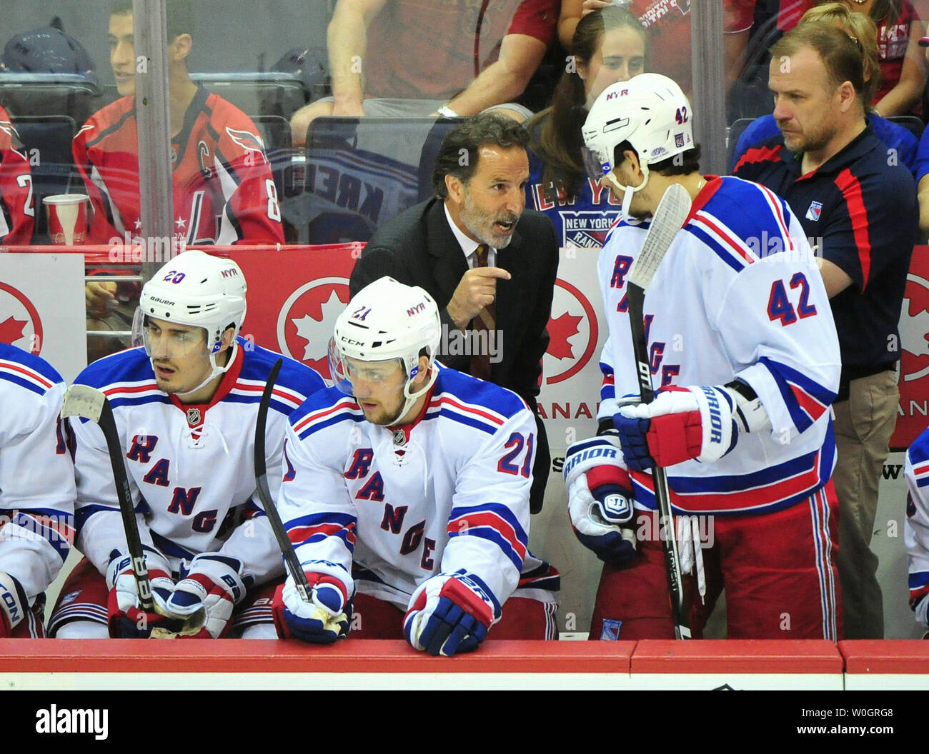 New York Rangers Head Coach John tortorella spricht mit Förster Artem Anisimov, die während des Zeitraums 1 von Spiel 4 der NHL Eastern Conference Halbfinale gegen die Washington Captitals im Verizon Center in Washington, D.C. am 5. Mai 2012. UPI/Kevin Dietsch Stockfoto