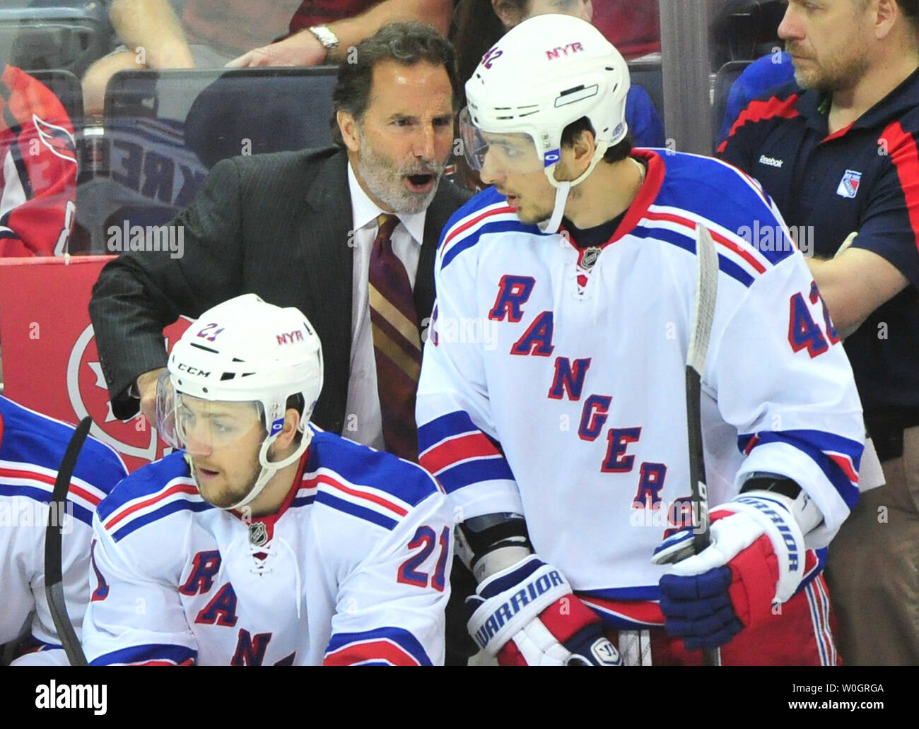 New York Rangers Head Coach John tortorella spricht mit Förster Artem Anisimov, die während des Zeitraums 1 von Spiel 4 der NHL Eastern Conference Halbfinale gegen die Washington Captitals im Verizon Center in Washington, D.C. am 5. Mai 2012. UPI/Kevin Dietsch Stockfoto