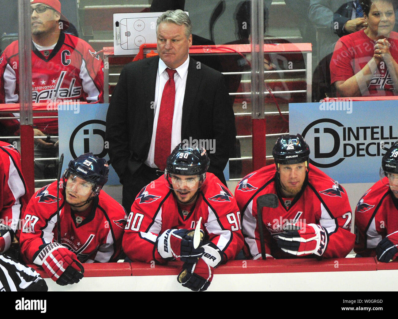 Washington Capitlas Dale Hunter führt sein Team gegen die New York Rangers, die während des Zeitraums 1 von Spiel 4 der NHL Eastern Conference im Verizon Center in Washington, D.C. am 5. Mai 2012 Halbfinale. UPI/Kevin Dietsch Stockfoto