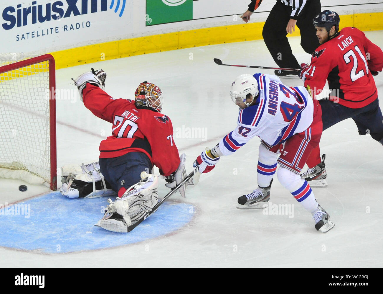 New York Rangers Artem Anisimov Kerben auf Washington Capitals goalie Braden Holtby während der Periode 2 von Spiel 4 der NHL Eastern Conference Halbfinale im Verizon Center in Washington, D.C. am 5. Mai 2012. UPI/Kevin Dietsch Stockfoto
