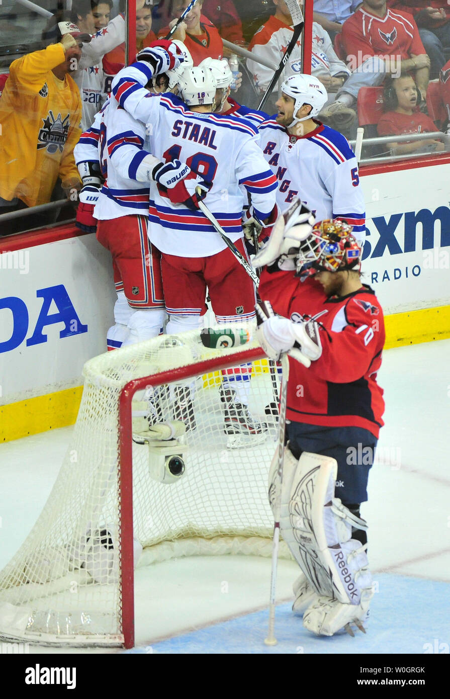 New York Rangers Marian Gaborik feiert mit Teamkollegen nach dem Scoring auf Washington Capitals goalie Braden Holtby während der Periode 2 von Spiel 4 der NHL Eastern Conference Halbfinale im Verizon Center in Washington, D.C. am 5. Mai 2012. UPI/Kevin Dietsch Stockfoto