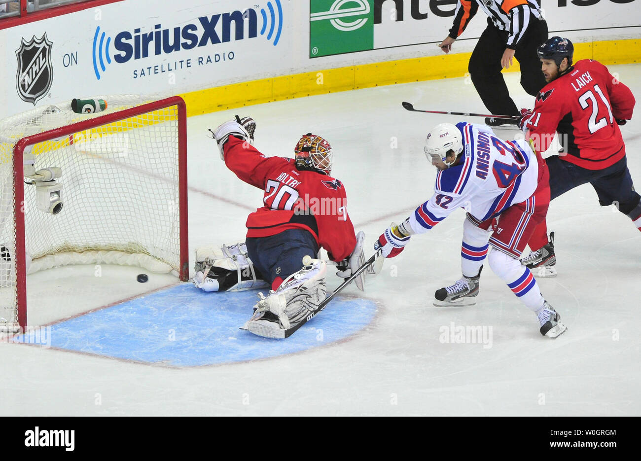 New York Rangers Artem Anisimov Kerben auf Washington Capitals goalie Braden Holtby während der Periode 2 von Spiel 4 der NHL Eastern Conference Halbfinale im Verizon Center in Washington, D.C. am 5. Mai 2012. UPI/Kevin Dietsch Stockfoto