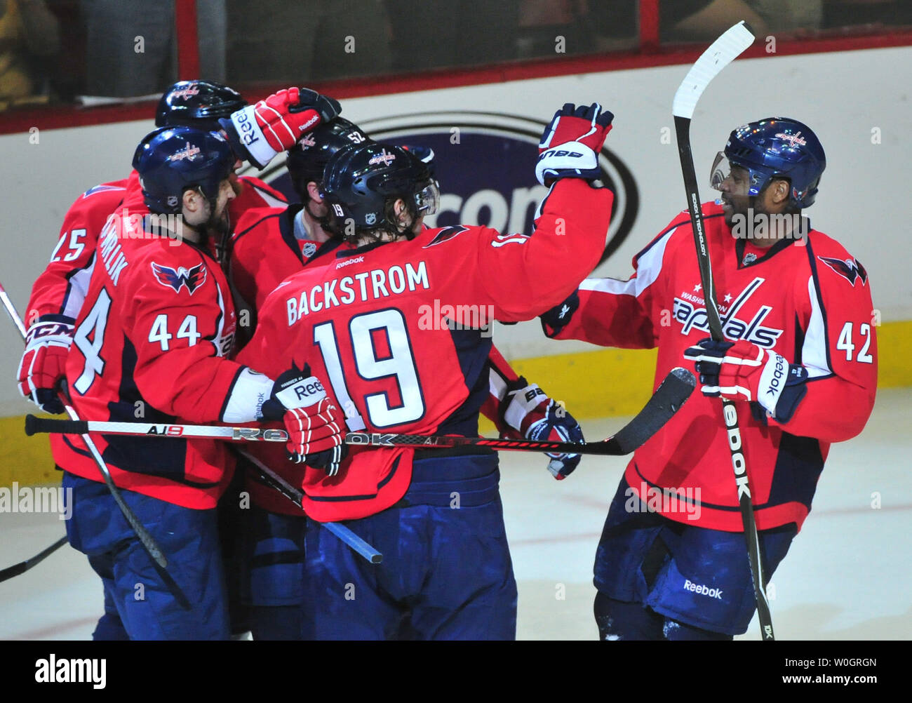 Washington Capitals Nicklas Backstrom feiert mit Teamkollegen nach dem Scoring auf New York Rangers goalie Henrik Lundqvist während der Periode 2 von Spiel 4 der NHL Eastern Conference Halbfinale im Verizon Center in Washington, D.C. am 5. Mai 2012. UPI/Kevin Dietsch Stockfoto