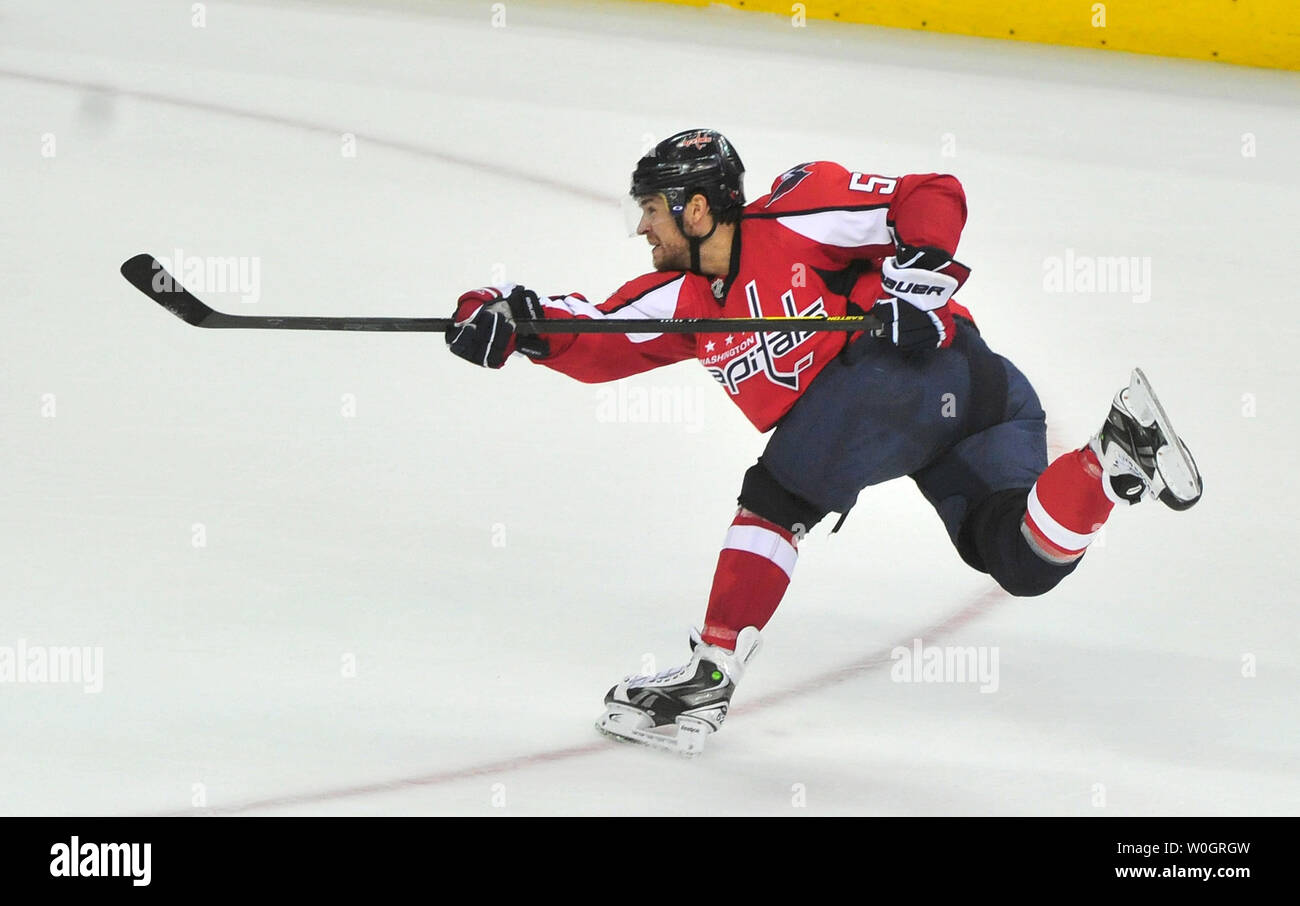 Washington Capitals Mike Green ein Tor gegen die New York Rangers, die während des Zeitraums 3 von Spiel 4 der NHL Eastern Conference Halbfinale im Verizon Center in Washington, D.C. am 5. Mai 2012. UPI/Kevin Dietsch Stockfoto