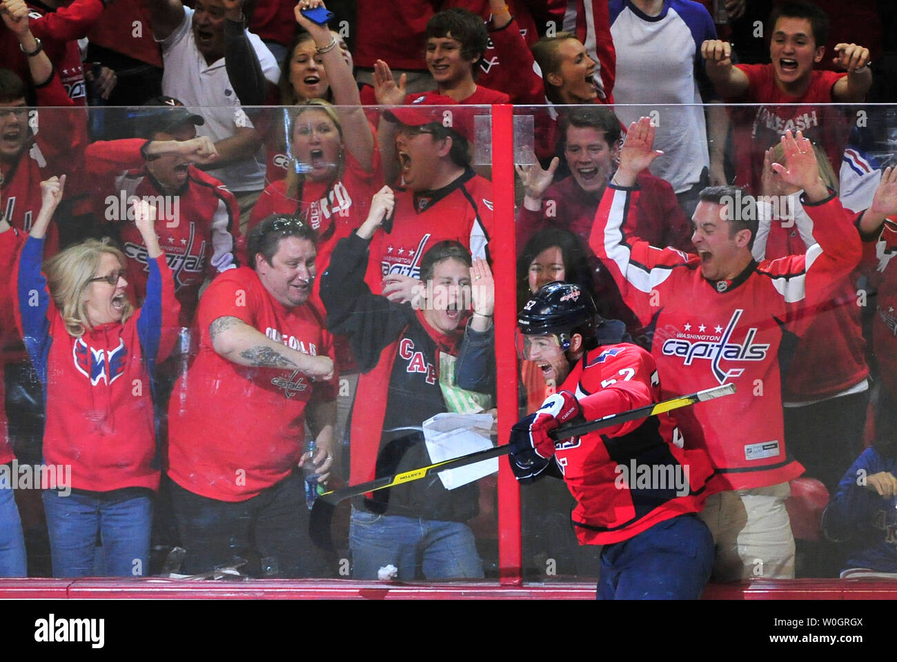 Washington Capitals Mike Green feiert nachdem Sie gegen die New York Rangers, die während des Zeitraums 3 von Spiel 4 der NHL Eastern Conference Halbfinale im Verizon Center in Washington, D.C. am 5. Mai 2012. Die Hauptstädte besiegten die Rangers 3-2. UPI/Kevin Dietsch Stockfoto