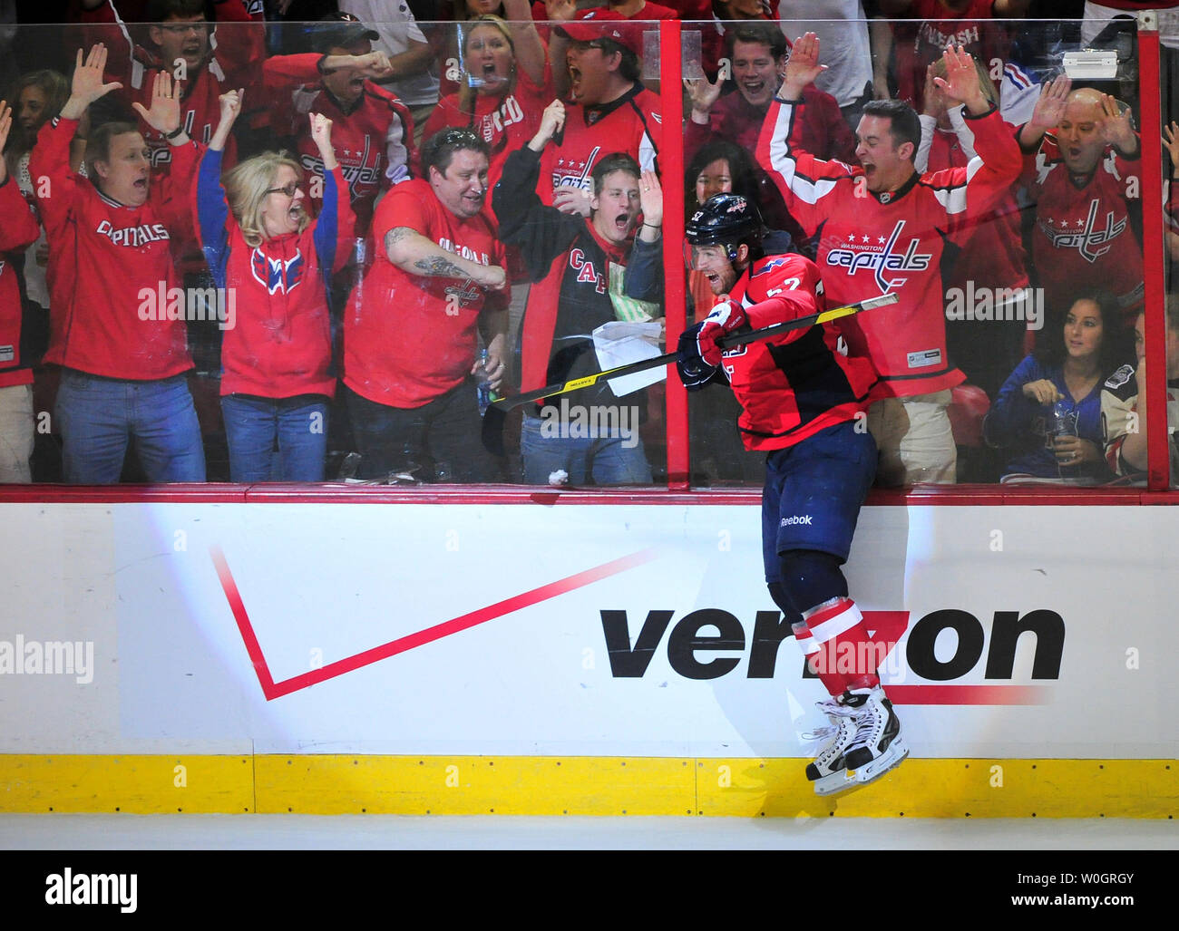 Washington Capitals Mike Green feiert nachdem Sie gegen die New York Rangers, die während des Zeitraums 3 von Spiel 4 der NHL Eastern Conference Halbfinale im Verizon Center in Washington, D.C. am 5. Mai 2012. Die Hauptstädte besiegten die Rangers 3-2. UPI/Kevin Dietsch Stockfoto