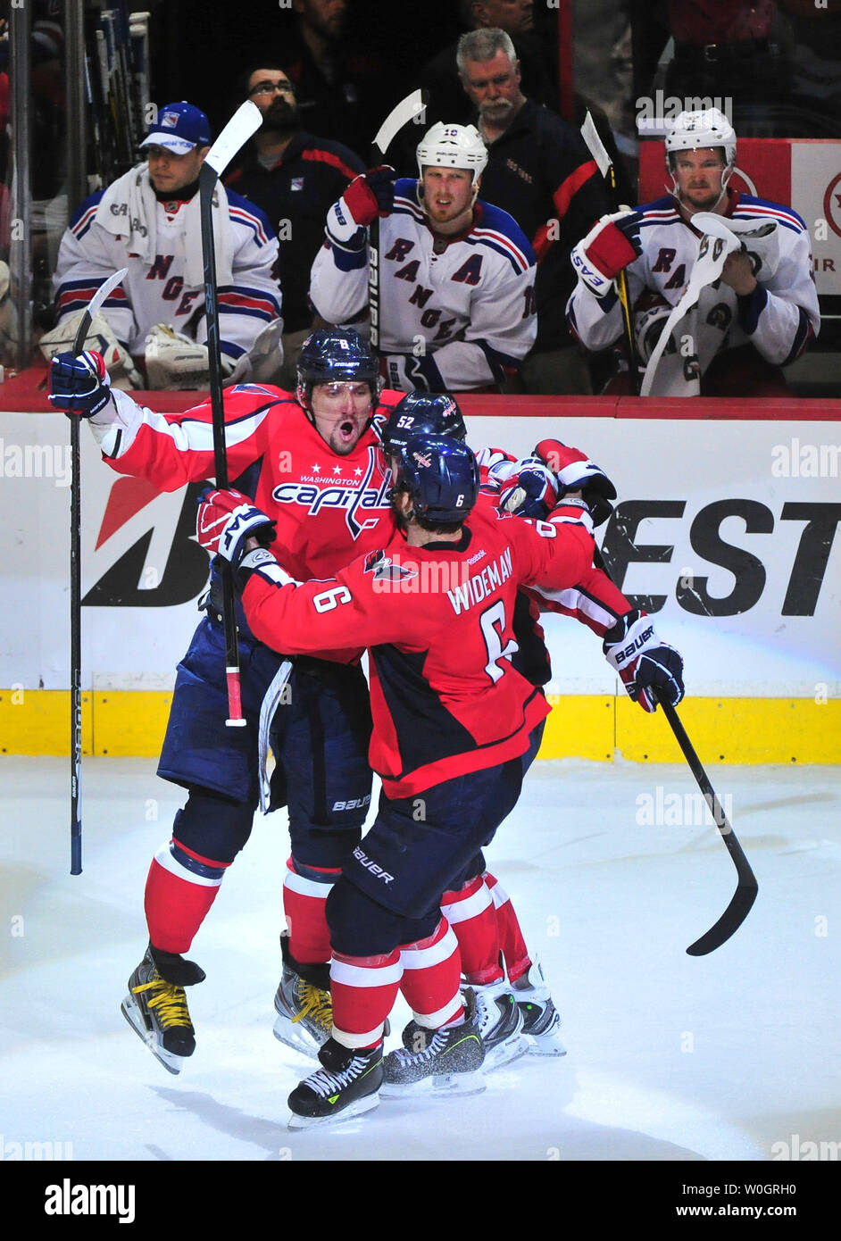 Washington Capitals Mike Green (C) feiert mit Teamkollege Alex Ovechkin (L) und Dennis Wideman nach Grün zählte ein Ziel gegen die New York Rangers, die während des Zeitraums 3 von Spiel 4 der NHL Eastern Conference Halbfinale im Verizon Center in Washington, D.C. am 5. Mai 2012. Die Hauptstädte besiegten die Rangers 3-2. UPI/Kevin Dietsch Stockfoto