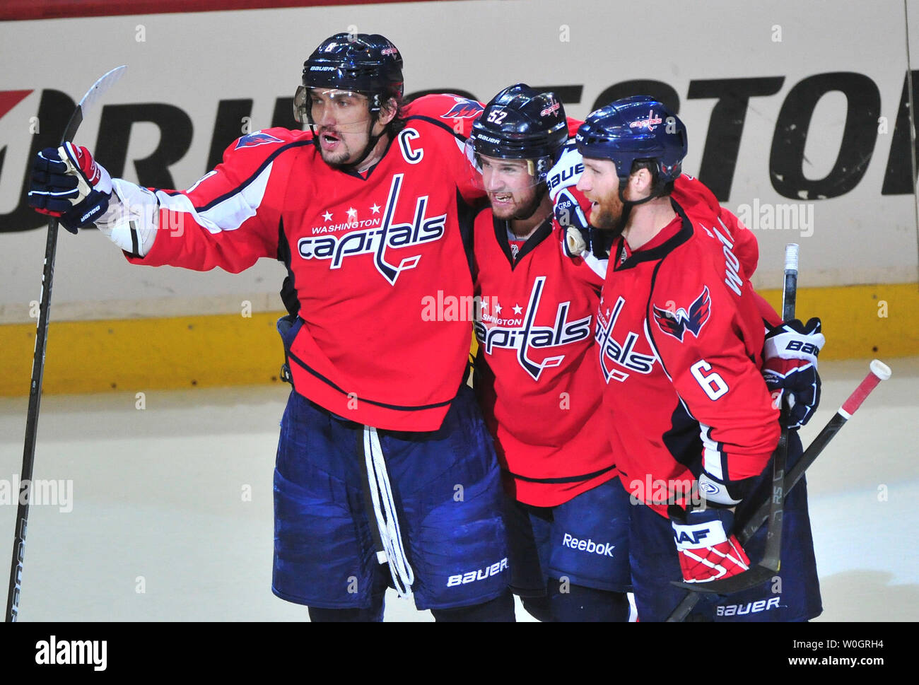 Washington Capitals Mike Green (C) feiert mit Teamkollege Alex Ovechkin (L) und Dennis Wideman nach Grün zählte ein Ziel gegen die New York Rangers, die während des Zeitraums 3 von Spiel 4 der NHL Eastern Conference Halbfinale im Verizon Center in Washington, D.C. am 5. Mai 2012. Die Hauptstädte besiegten die Rangers 3-2. UPI/Kevin Dietsch Stockfoto