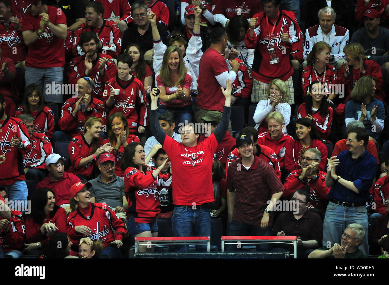Die Washington Capitals fan feiert nach dem Fang einen Puck während der Periode 3 von Spiel 4 der NHL Eastern Conference Halbfinale zwischen Washington und New York Rangers Captials im Verizon Center in Washington, D.C. am 5. Mai 2012. Die Hauptstädte besiegten die Rangers 3-2. UPI/Kevin Dietsch Stockfoto