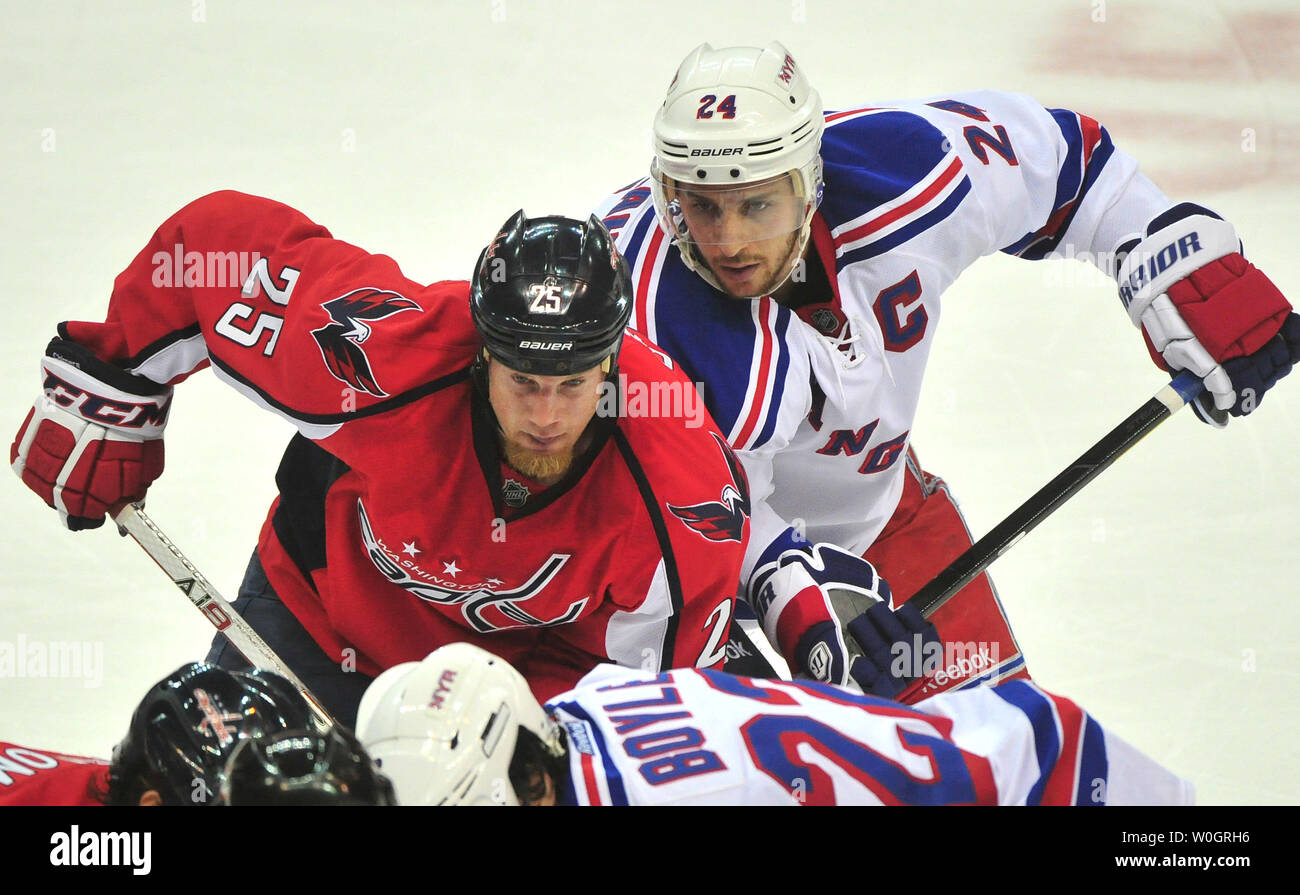 Washington Capitals Jason Chimera und New York Rangers Ryan Callahan Kampf für Positionierung während der Periode 2 von Spiel 4 der NHL Eastern Conference Halbfinale im Verizon Center in Washington, D.C. am 5. Mai 2012. UPI/Kevin Dietsch Stockfoto