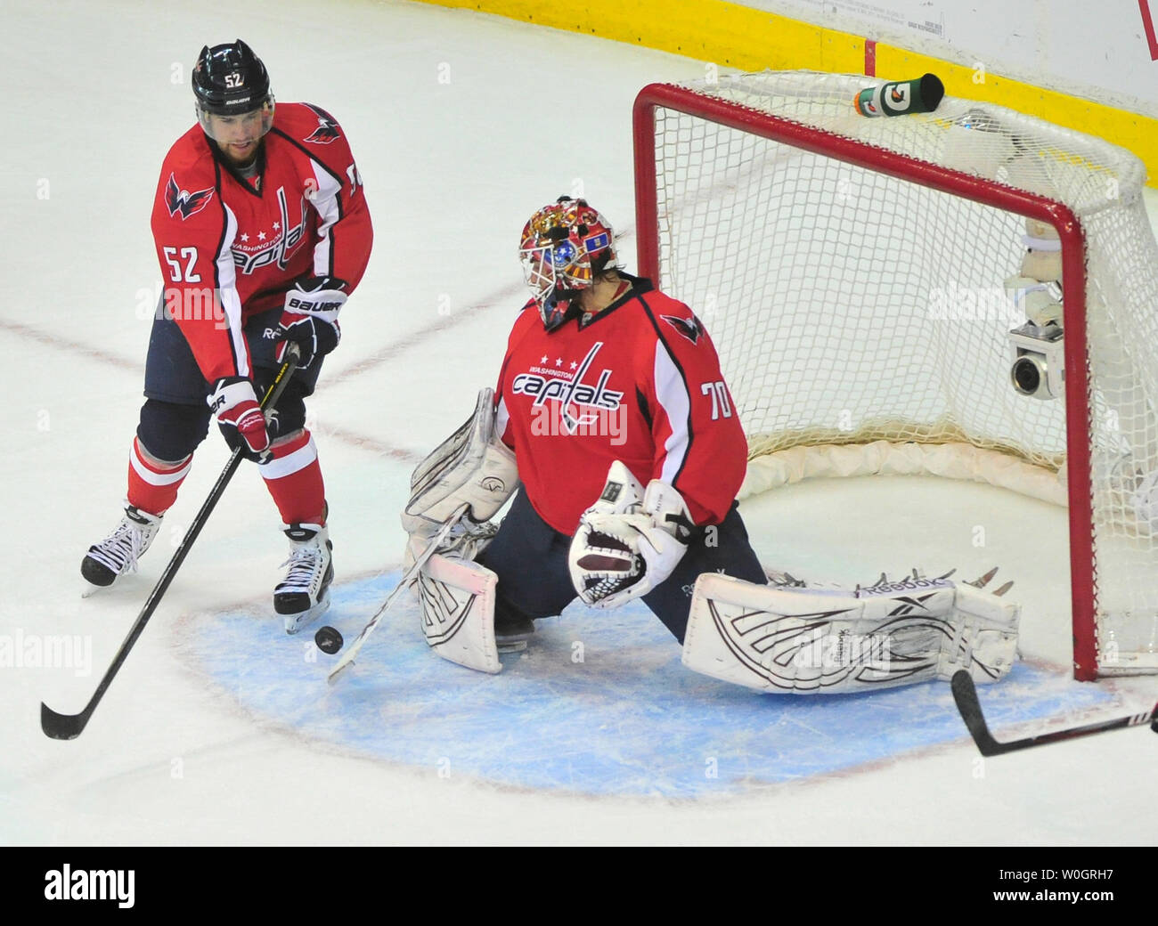 Washington Capitals Braden Holtby Bausteine einen Schuß neben Mike Green während der Periode 1 von Spiel 4 der NHL Eastern Conference Halbfinale gegen die New York Rangers im Verizon Center in Washington, D.C. am 5. Mai 2012. UPI/Kevin Dietsch Stockfoto