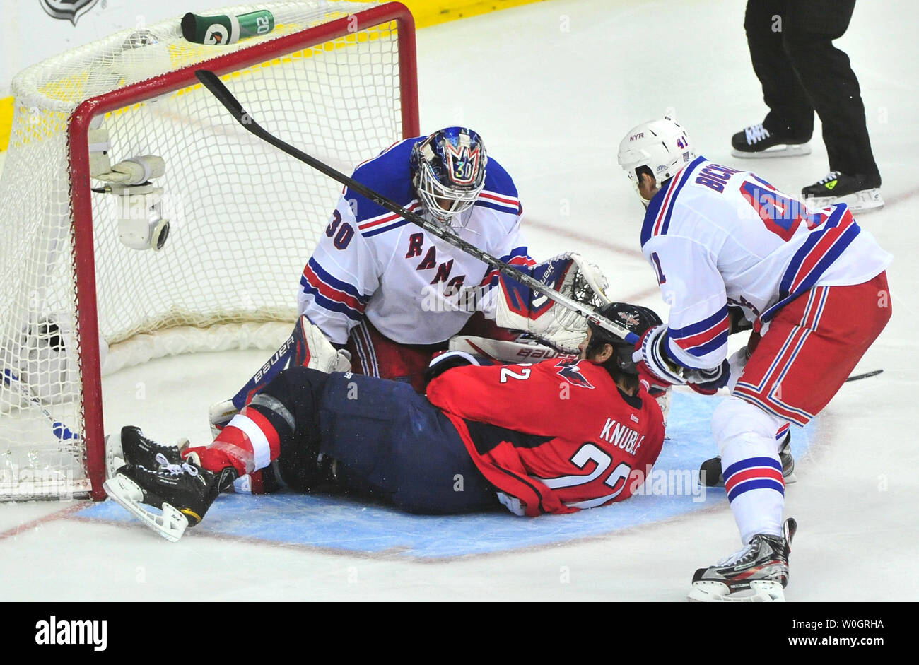 Washington Capitals Mike Kunble stürzt in New York Rangers goalie Henrik Lundqvist während der Periode 3 von Spiel 4 der NHL Eastern Conference Halbfinale im Verizon Center in Washington, D.C. am 5. Mai 2012. UPI/Kevin Dietsch Stockfoto