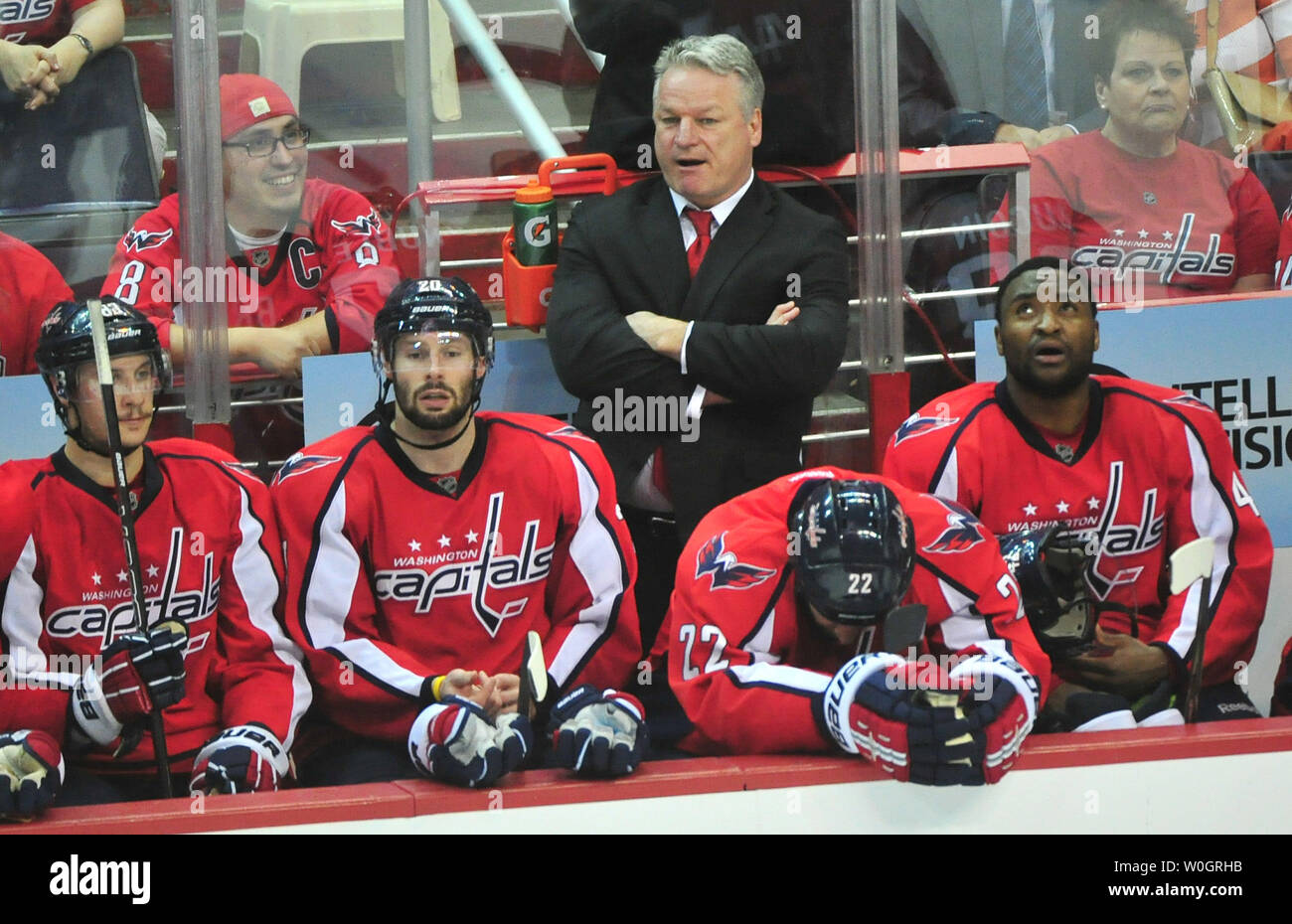 Washington Capitlas Dale Hunter führt sein Team gegen die New York Rangers, die während des Zeitraums 1 von Spiel 4 der NHL Eastern Conference im Verizon Center in Washington, D.C. am 5. Mai 2012 Halbfinale. UPI/Kevin Dietsch Stockfoto
