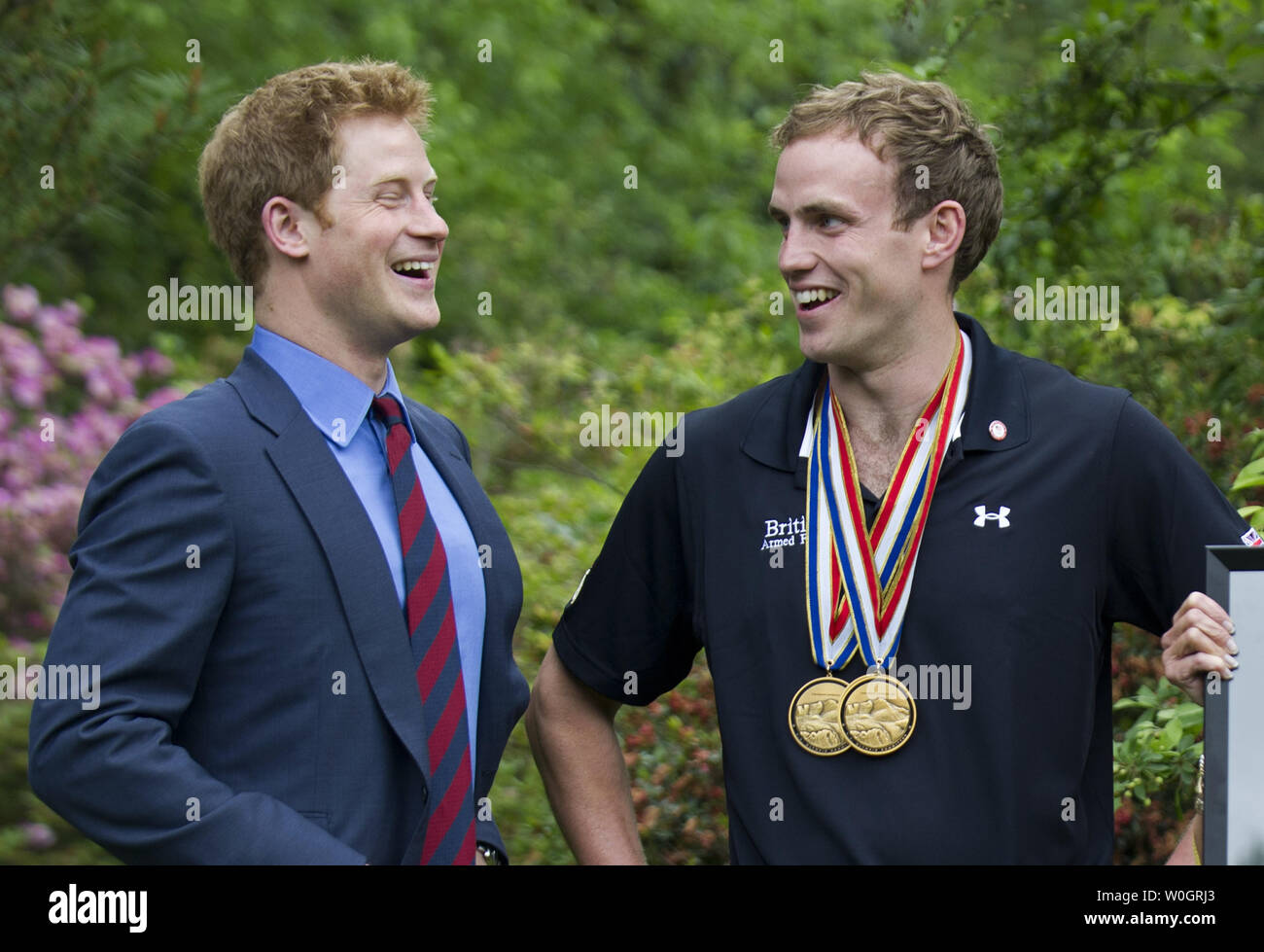 Prinz Harry Gespräche mit Kapitän Simon Maxwell, British Royal Marines, Wunde Krieger spiele Medaillenträger bei einem Empfang für US-amerikanische und britische verletzten Krieger, der britische Botschafter in Washington, D.C. am 7. Mai 2012. UPI/Kevin Dietsch Stockfoto