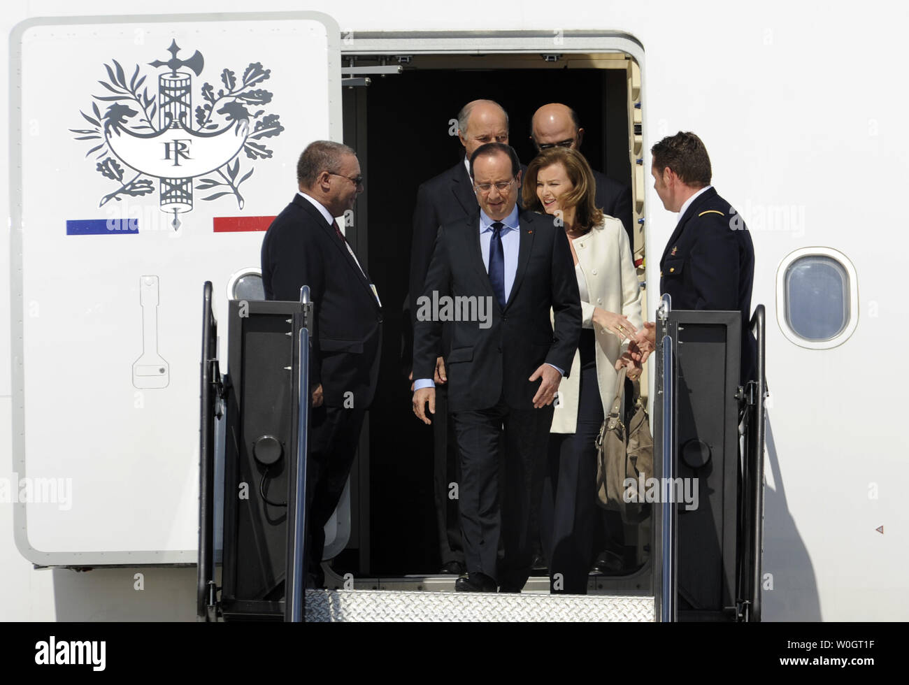 Neu gewählten französischen Präsidenten François Hollande sein Flugzeug fährt mit seinem Gefährten Valerie Trierweiler als seine Delegation bei internationalen Flughafen Dulles, Chantilly, Virginia, 18. Mai 2012 für das Wochenende kommt G8 und NATO-Gipfel. Die Gruppe der 8 Treffen mit Präsident Obamas Regierung Beamte in Camp David, Maryland und dem NATO-Gipfel in Chicago, Illinois. . (UPI Foto/Mike Theiler) Stockfoto