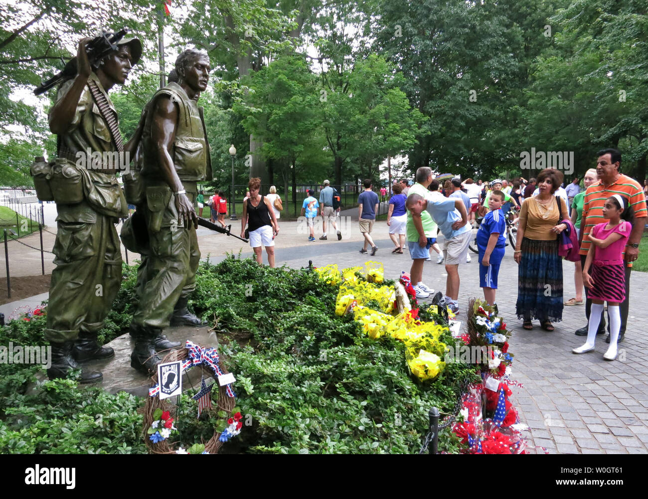 Eine Statue von drei Soldaten markiert einen der Eingänge zu den Vietnam Veterans Memorial zum 50. Jahrestag der Vietnam Krieg am 26. Mai 2012 in Washington, DC. Mehr als 58.000 Namen der Soldaten, die getötet oder fehlen im Krieg waren sind an der Wand eingraviert. UPI/Pat Benic Stockfoto