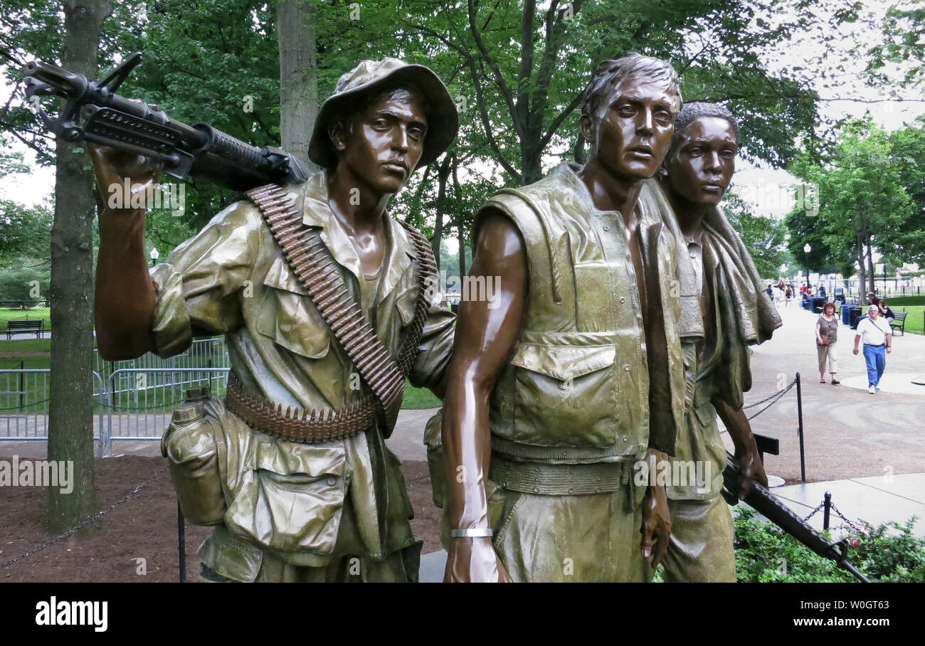 Eine Statue von drei Soldaten markiert einen der Eingänge zu den Vietnam Veterans Memorial zum 50. Jahrestag der Vietnam Krieg am 26. Mai 2012 in Washington, DC. Mehr als 58.000 Namen der Soldaten, die getötet oder fehlen im Krieg waren sind an der Wand eingraviert. UPI/Pat Benic Stockfoto