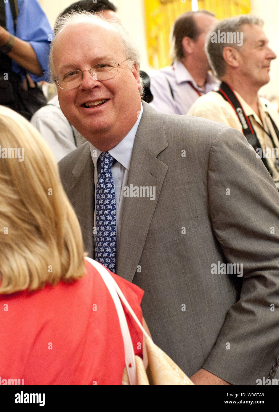 Karl Rove Senior Advisor Und Stellvertretender Stabschef Des Ehemaligen Prasidenten George W Bush Besucht Die Enthullungsfeier Fur Prasident George W Bush Im Weissen Haus Portrat Im Osten Zimmer Im Weissen Haus In