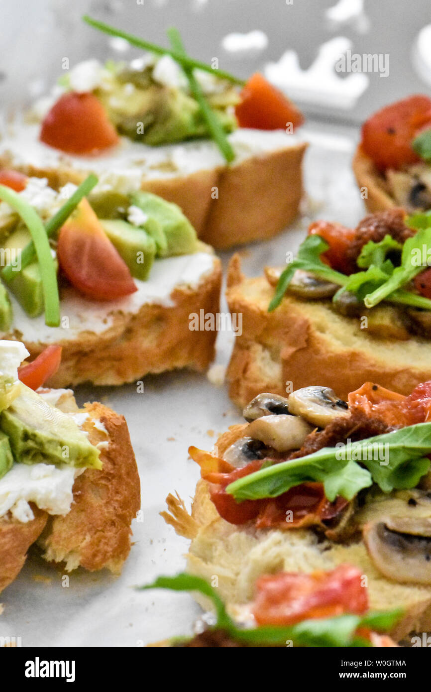 Sauber, gesund naschen Avocado, Tomate, Pilz und Feigen bereit, mit Kräuter, Blätter und ein kleines Stück Baguette serviert werden. Ideal bite Stockfoto