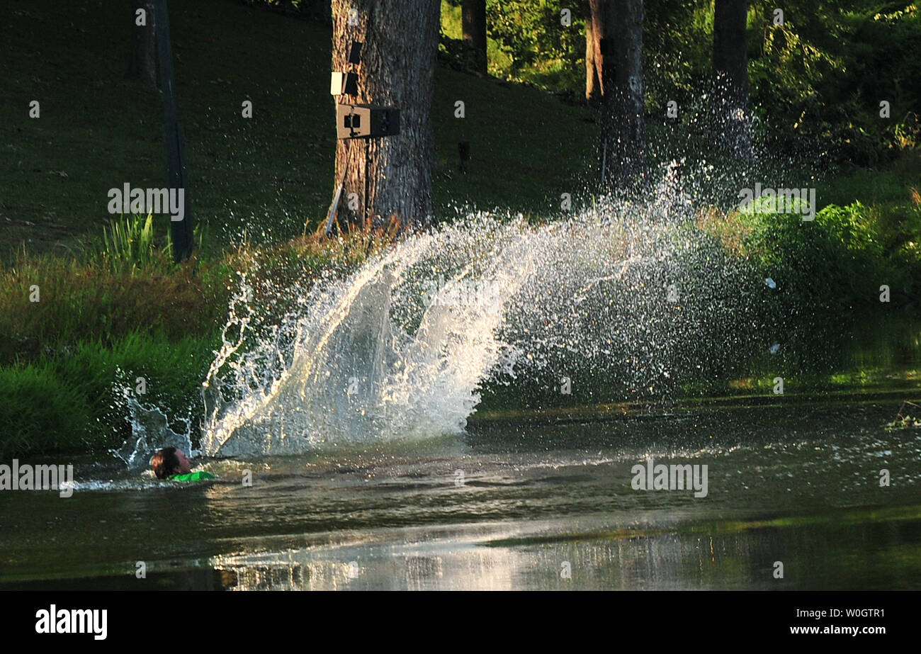 Golf Fans springen in einen Teich auf Loch 18 in der vierten Runde der AT&T National am Kongreßcountryklub am 1. Juli 2012 in Bethesda, Maryland. UPI/Kevin Dietsch Stockfoto