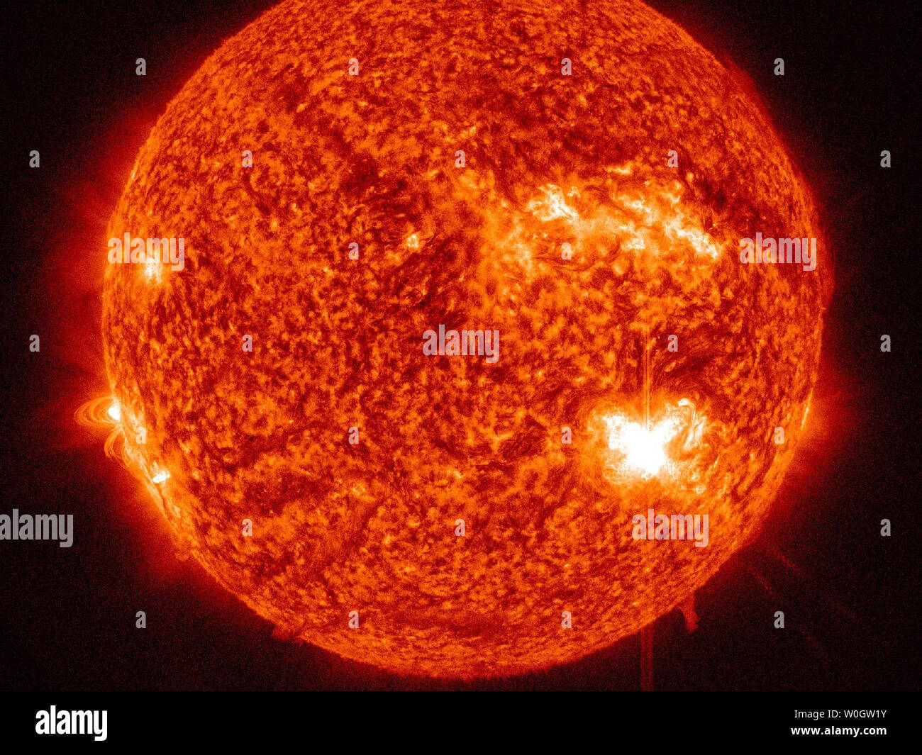 Riesige Sonnenfleck AR 1515 hat Releases anderen M-Klasse Solar Flare Anfang Juli 2, 2012. Die aktive Region veröffentlicht eine M6.1 Klasse Flare, die fünf Minuten später ihren Höhepunkt erreichte. Dieses Bild, aufgenommen von der Solar Dynamics Observatory (SDO), ist in die 304 Angström Wellenlänge, die in der Regel in rot eingefärbt ist und konzentriert sich auf Helium in der Chromosphäre und Transition Region der Sonne gezeigt. UPI/NASA/SDO Stockfoto