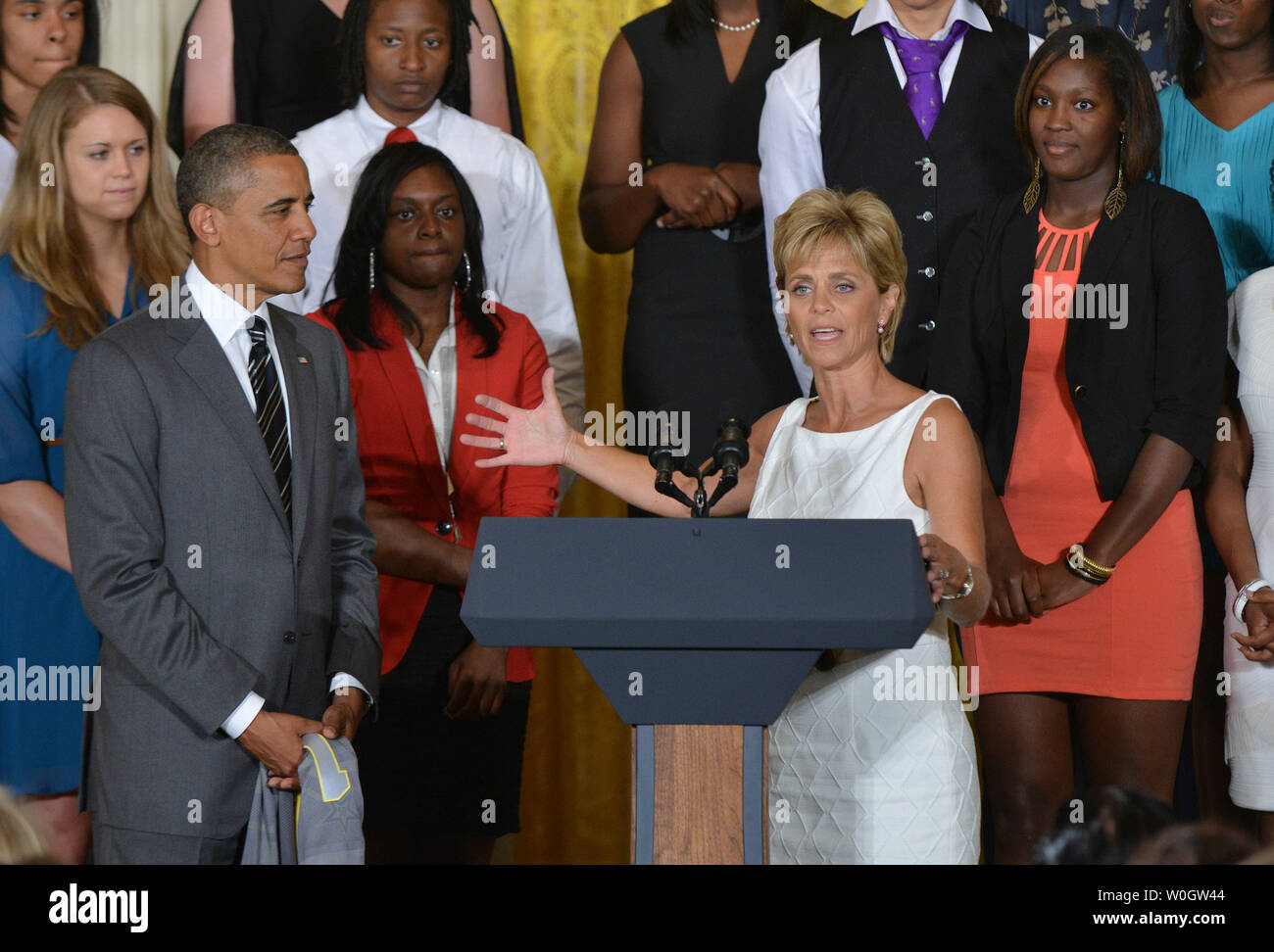 2012 NCAA Basketball Champion WomenÕs Baylor Bears Head Coach Kim Mulkey spricht über Präsident Barack Obama (L) wie Er ehrt das Team im Osten Zimmer im Weißen Haus am 18. Juli 2012. UPI/Kevin Dietsch Stockfoto