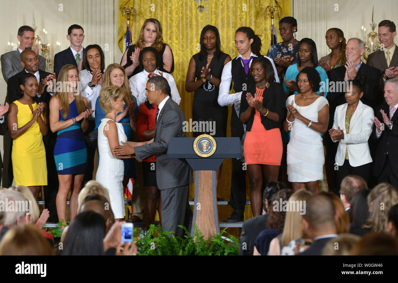 Präsident Barack Obama grüßt 2012 NCAA Basketball Champion WomenÕs Baylor Bears Head Coach Kim Mulkey, als Er ehrt das Team im Osten Zimmer im Weißen Haus am 18. Juli 2012. UPI/Kevin Dietsch Stockfoto